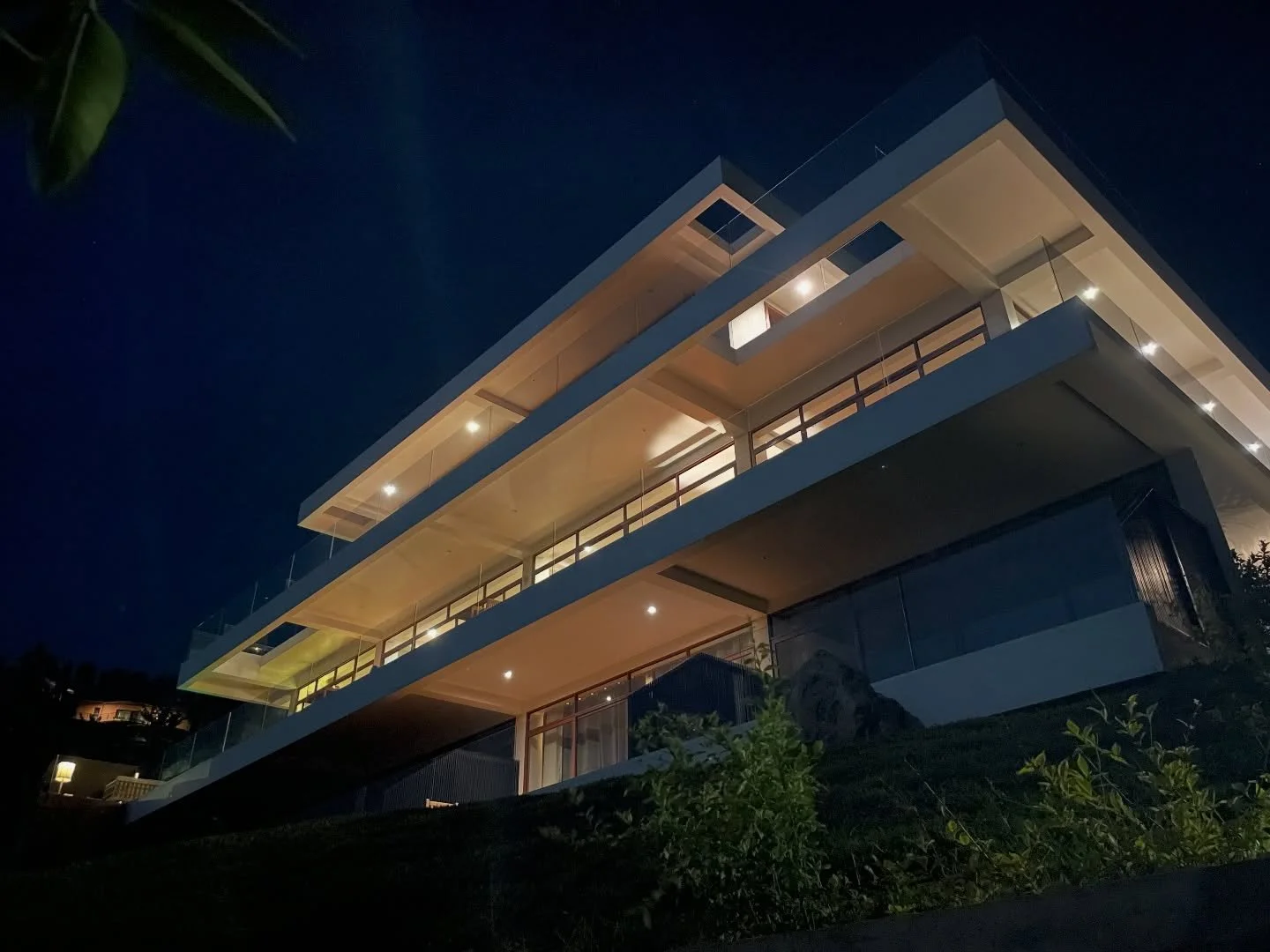 Where the rhythm of ancient fishing traditions meets the clean lines of modern design. At Umurobyi Lodge, every stay is a quiet conversation between past and present. 🎣🌿
#UmurobyiLodge #LuxuryLodge #TraditionalFishing #ModernArchitecture #AfricaTra