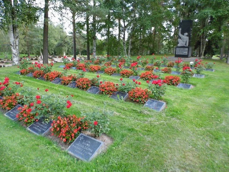 Messu, seppeleenlasku ja esitelmä sankarihaudoista