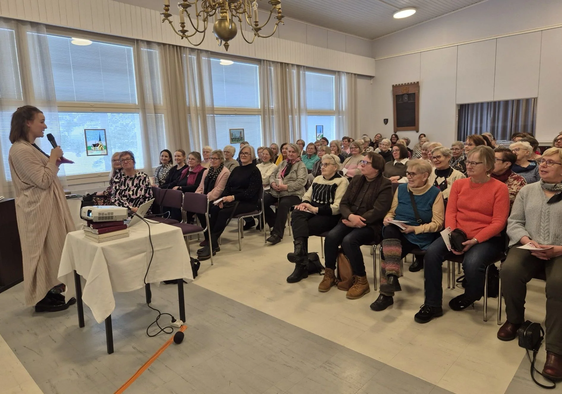 Naisten aamu keräsi Tiisten seurakuntatalon salin täyteen