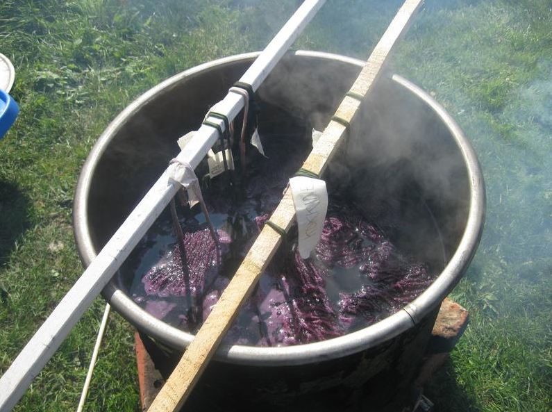 <span class="sqsrte-text-color--darkAccent">Väriä luonnosta, kasvivärjäyskurssi</span>