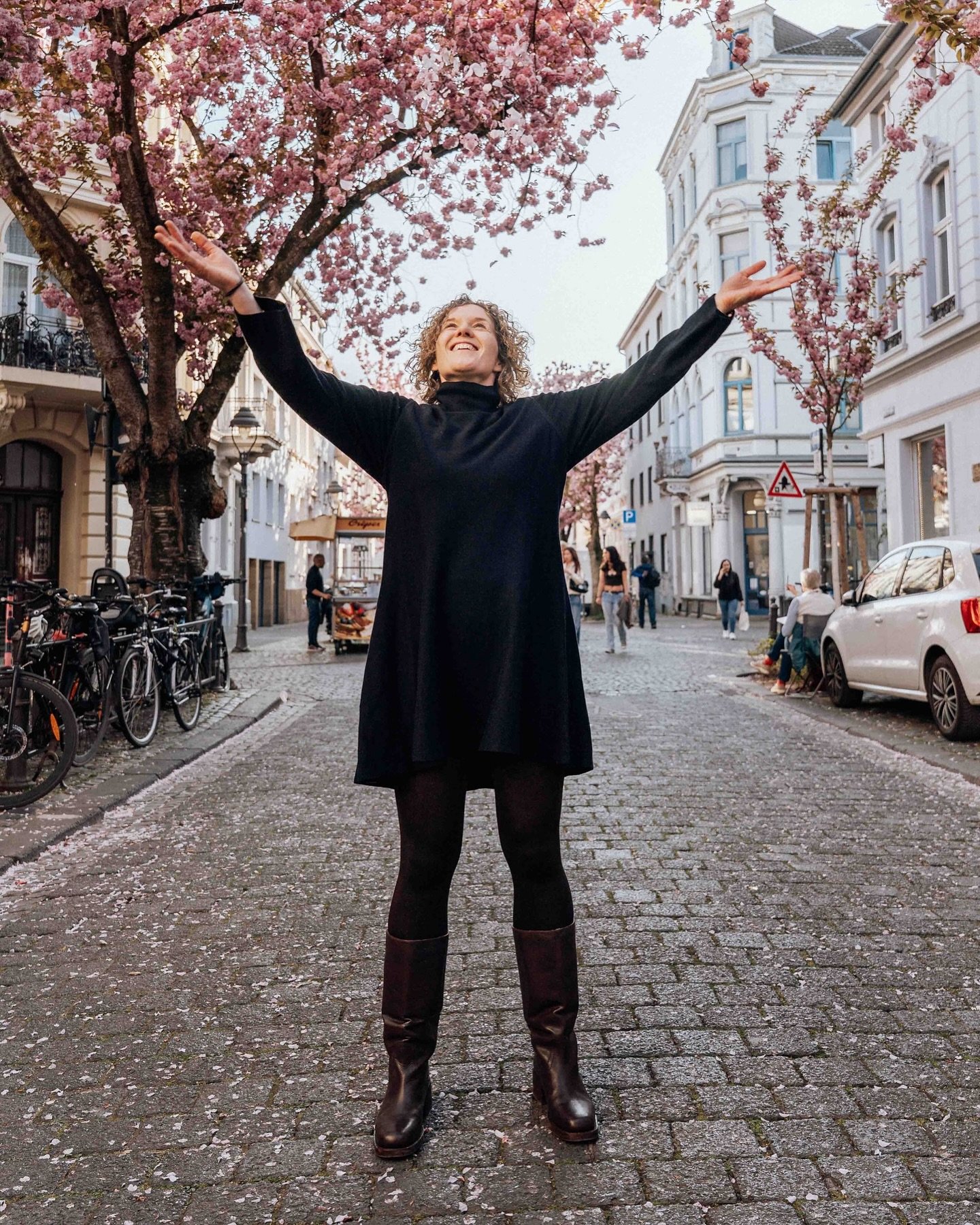 🌸 Kirschblüte in der Bonner Altstadt.
Hier habe ich jahrelang gelebt. Unter diesen Kirschblüte habe ich den ersten Spaziergang mit meinem Neugeborenen gemacht. Hier habe ich gefeiert, gelacht, geweint, geliebt, Politik gemacht, Freund*inn