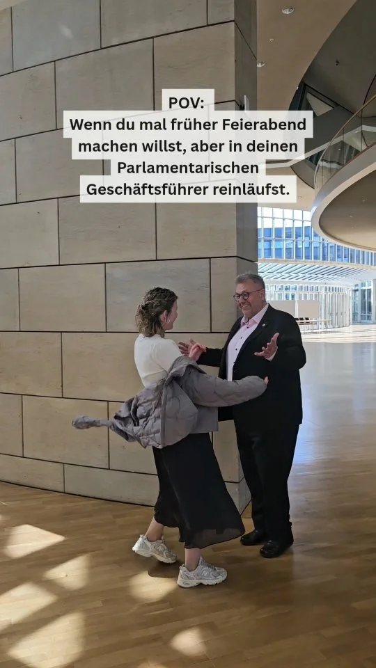Parlamentarischer Geschäftsführer natürlich Chef an Plenartagen 😉
@mehrdad.mostofizadeh
@gruene_fraktion_nrw
#FeierabendTrend #PolitikHumor #PolitikAlltag #Sitzungstage #Landtag #NRW