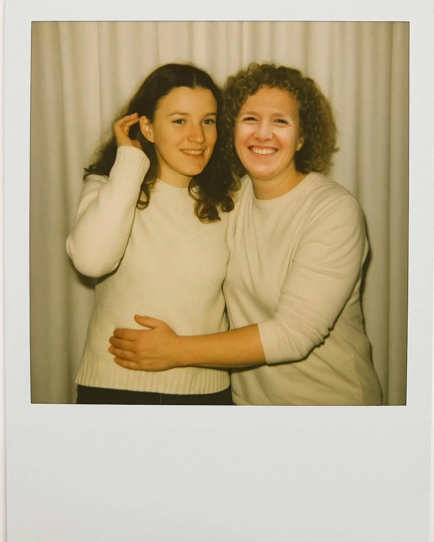Liebes 16-jährige Ich,
heute darf ich dich umarmen (Wer hätte gedacht, was KI mal alles kann…) 😉
Ich sehe dich, wie du voller Fragen und Hoffnungen in die Welt blickst. Du fragst dich, ob deine Stimme zählt, ob jemand zuh&ou