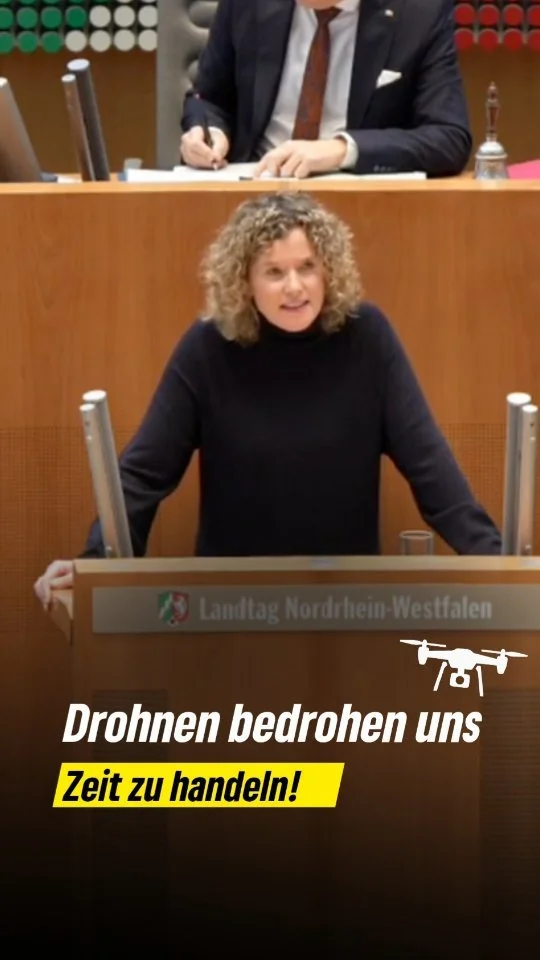 Lautlos und inkognito fliegen Drohnen über unsere Kasernen, Flughäfen und kritische Infrastrukturen.🚁 Russlands hybride Kriegsführung hat Deutschland erreicht und möchte Unsicherheit verbreiten ⚠️
Die Bundesregierung bewundert d