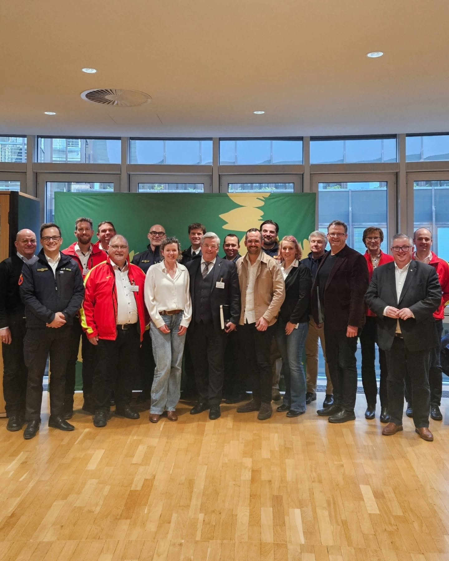 Viel Blaulicht im Landtag, aber (ausnahmsweise) keine Polizei 🚨

Ich habe die anerkannten Hilfsorganisationen, das THW und die Feuerwehr zu einem Fachgespr&auml;ch zum Katastrophenschutz eingeladen, weil ihre Erfahrungen aus der Praxis unverzichtbar