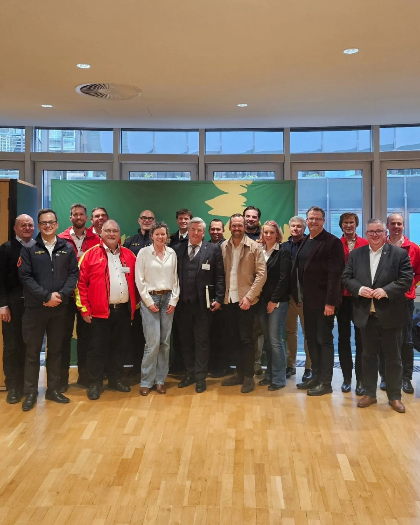 Viel Blaulicht im Landtag, aber (ausnahmsweise) keine Polizei 🚨

Ich habe die anerkannten Hilfsorganisationen, das THW und die Feuerwehr zu einem Fachgespr&auml;ch zum Katastrophenschutz eingeladen, weil ihre Erfahrungen aus der Praxis unverzichtbar