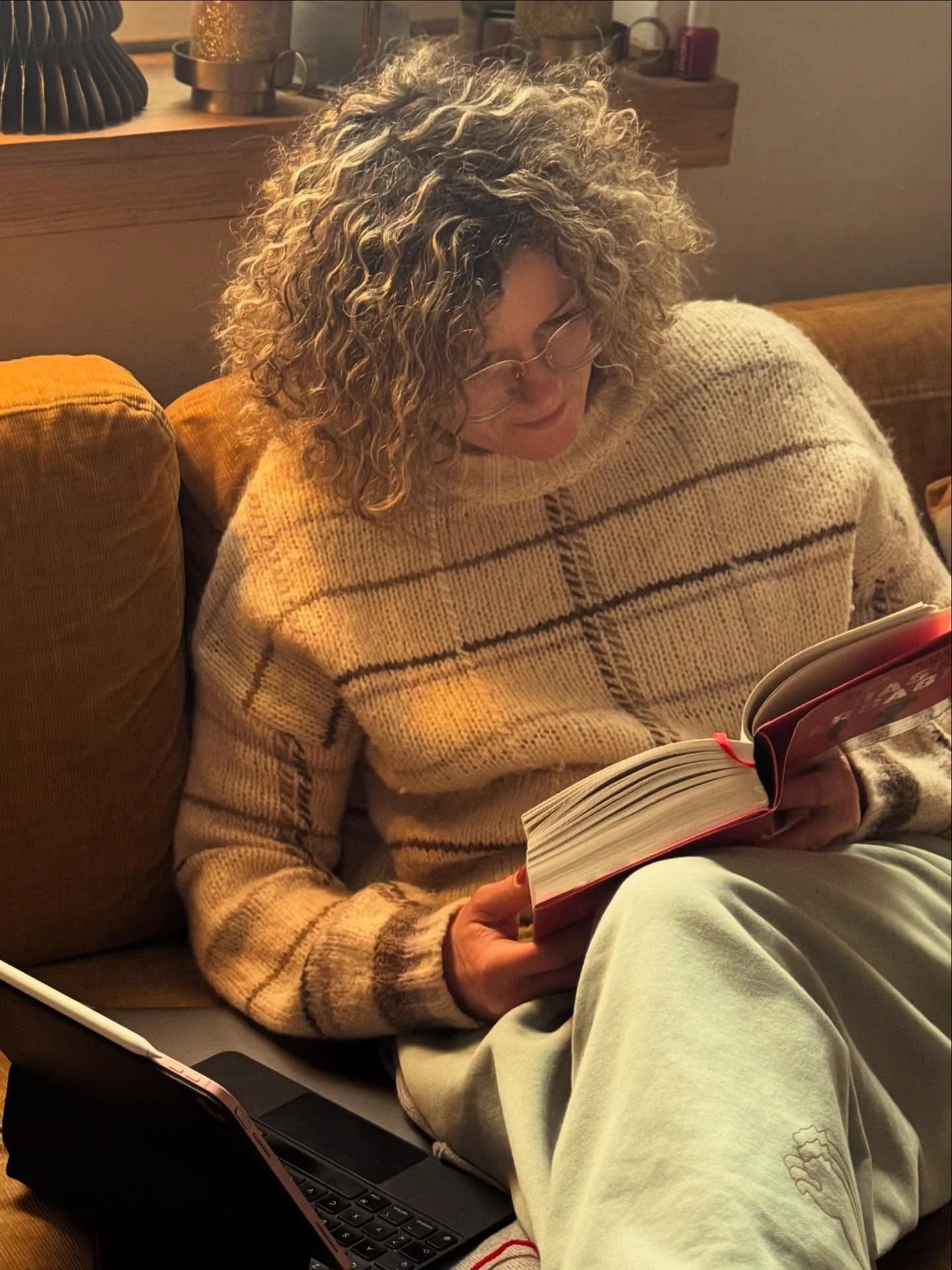 Ich lese wie andere durch Netflix zappen.
Hauptsache Ablenkung, Kopf aus, Welt kurz leiser drehen.

Meist ziemlich unsortiert:
ein bisschen Trash, ein bisschen Sachbuch, Bestseller, Romance, Stadtb&uuml;cherei-Zufallsgriff.
Lesen als Reset-Taste.

Un