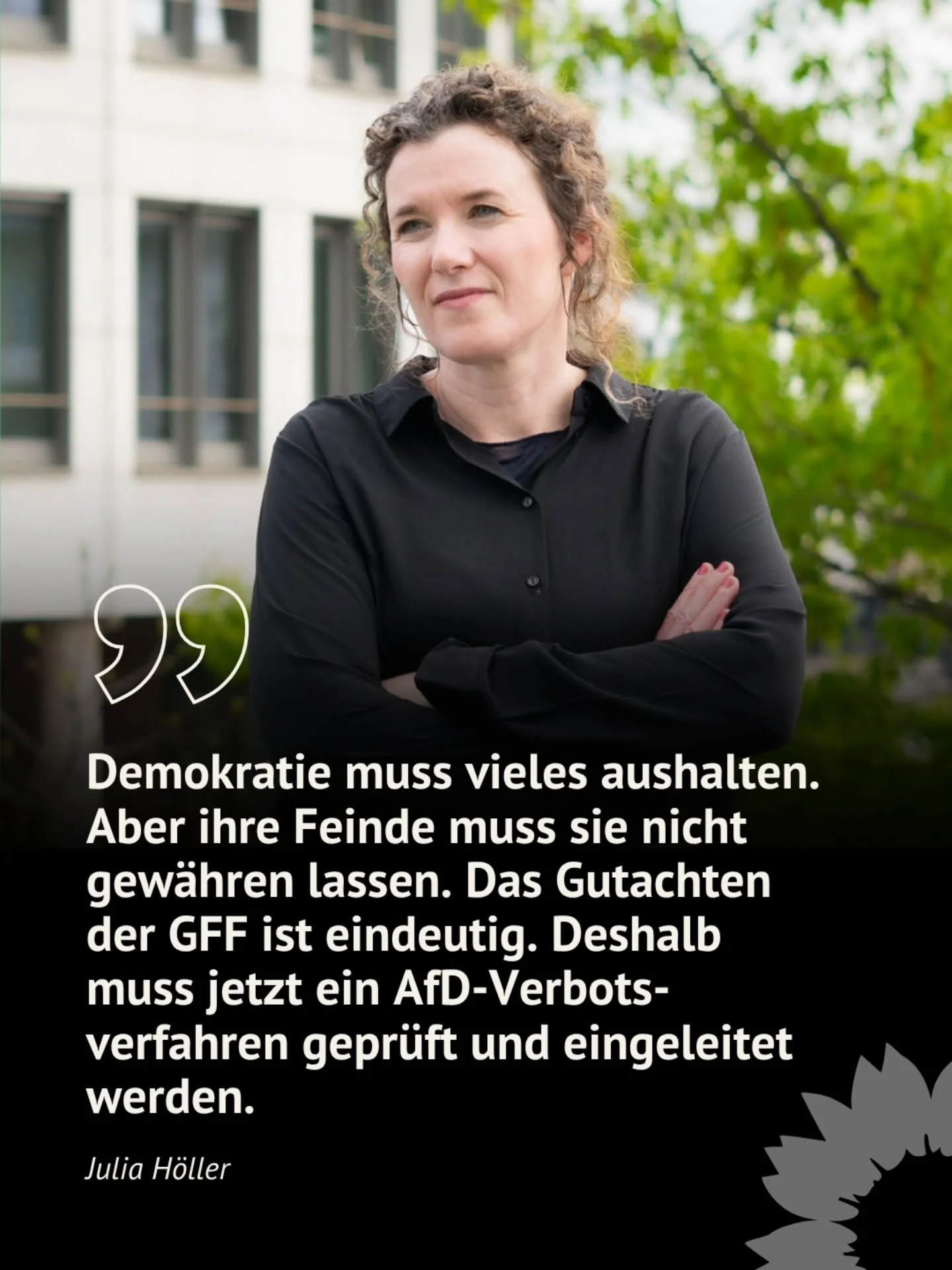 Die Gesellschaft f&uuml;r Freiheitsrechte (GFF) hat ein &uuml;ber 1.500 Seiten umfassendes Rechtsgutachten zur Frage ver&ouml;ffentlicht, ob die AfD nach Artikel 21 Absatz 2 des Grundgesetzes verfassungswidrig ist.

Daf&uuml;r wurde nach Angaben der 