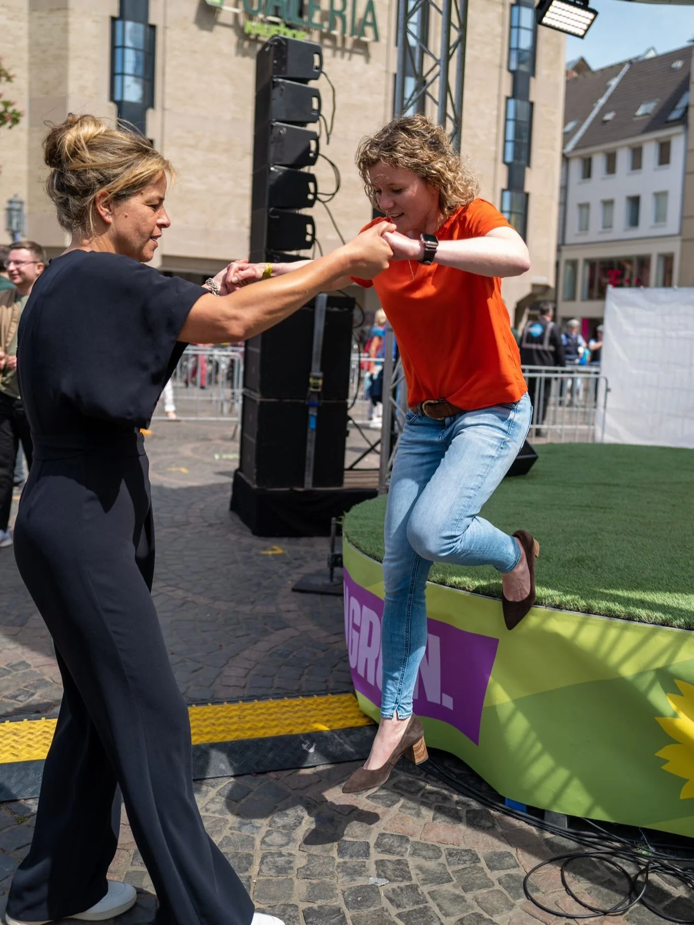 Ich bin #TeamMona. 💚

Mona begleitet mich politisch schon seit vielen Jahren &ndash; und ich kenne sie als jemanden, der zuh&ouml;rt, klar entscheidet und nie aus dem Blick verliert, f&uuml;r wen wir Politik machen: f&uuml;r die Menschen in NRW.

Da