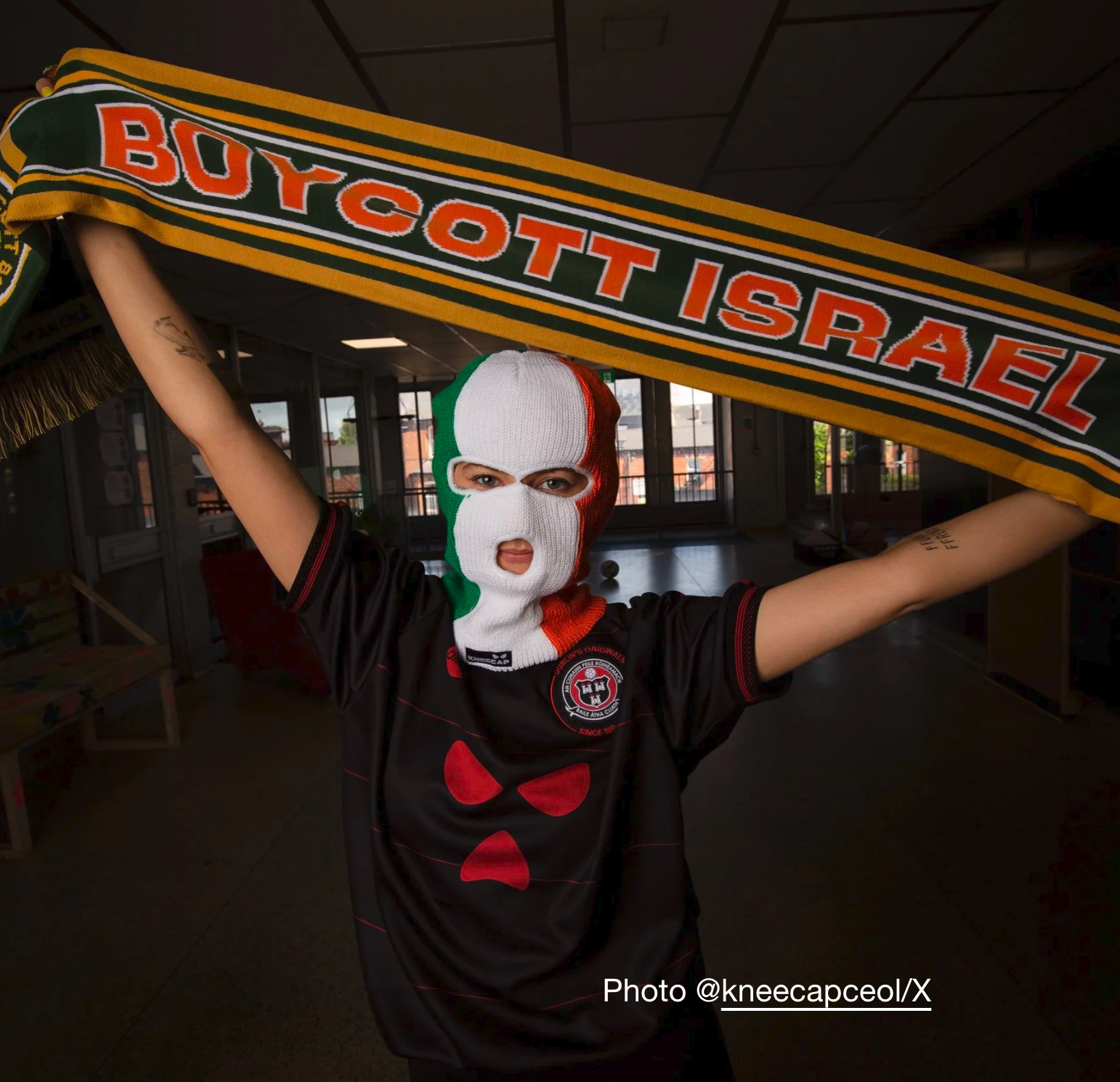 Boycott Israel Scarf nímhur Bláthnaid Ní Mhurchú artist collaboration with Teanga Ġrá