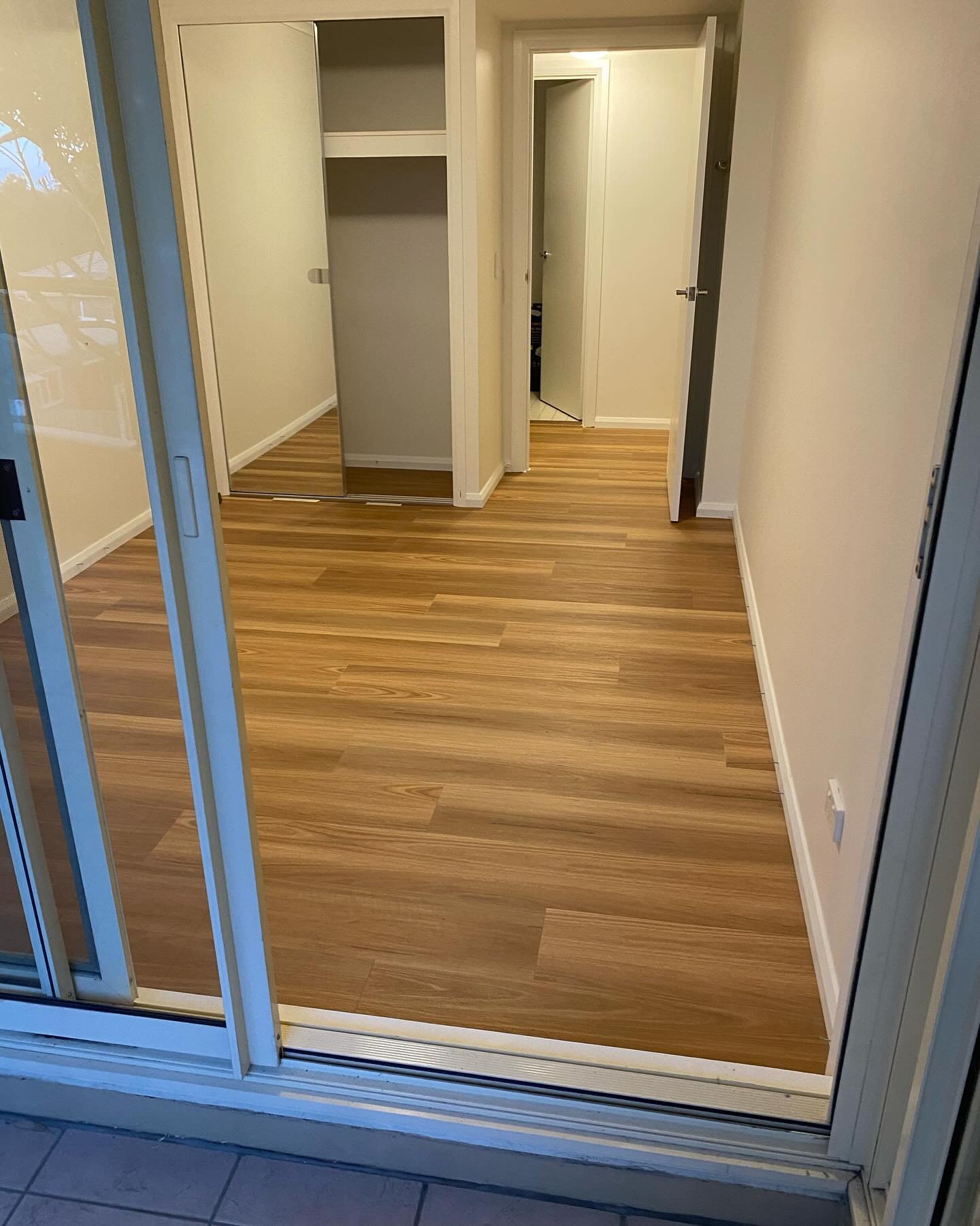 &bull; Take up old carpet
&bull; Leveling 
&bull; Install Hybrid flooring 
&bull; Install 66mm half splayed skirting