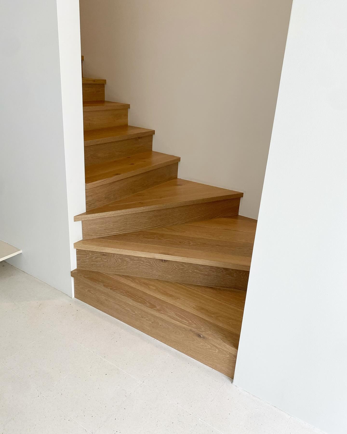 Upgrading this house from carpet to beautiful engineered flooring! We are paying attention to every little detail.
Our clients know we&rsquo;ll deliver perfection. Trust us, the transformation is worth it! 🔥 
Engineered flooring- glued down = qualit