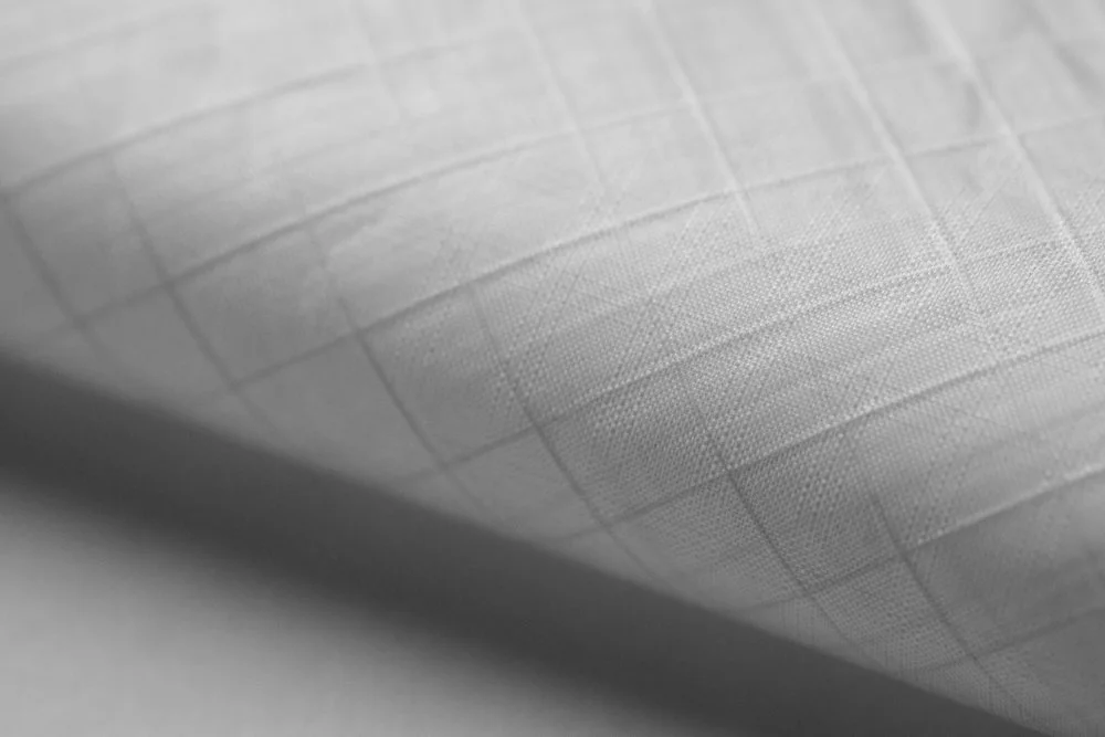 Une feuille ou un carnet avec un quadrillage ou des cases, visible en gros plan.