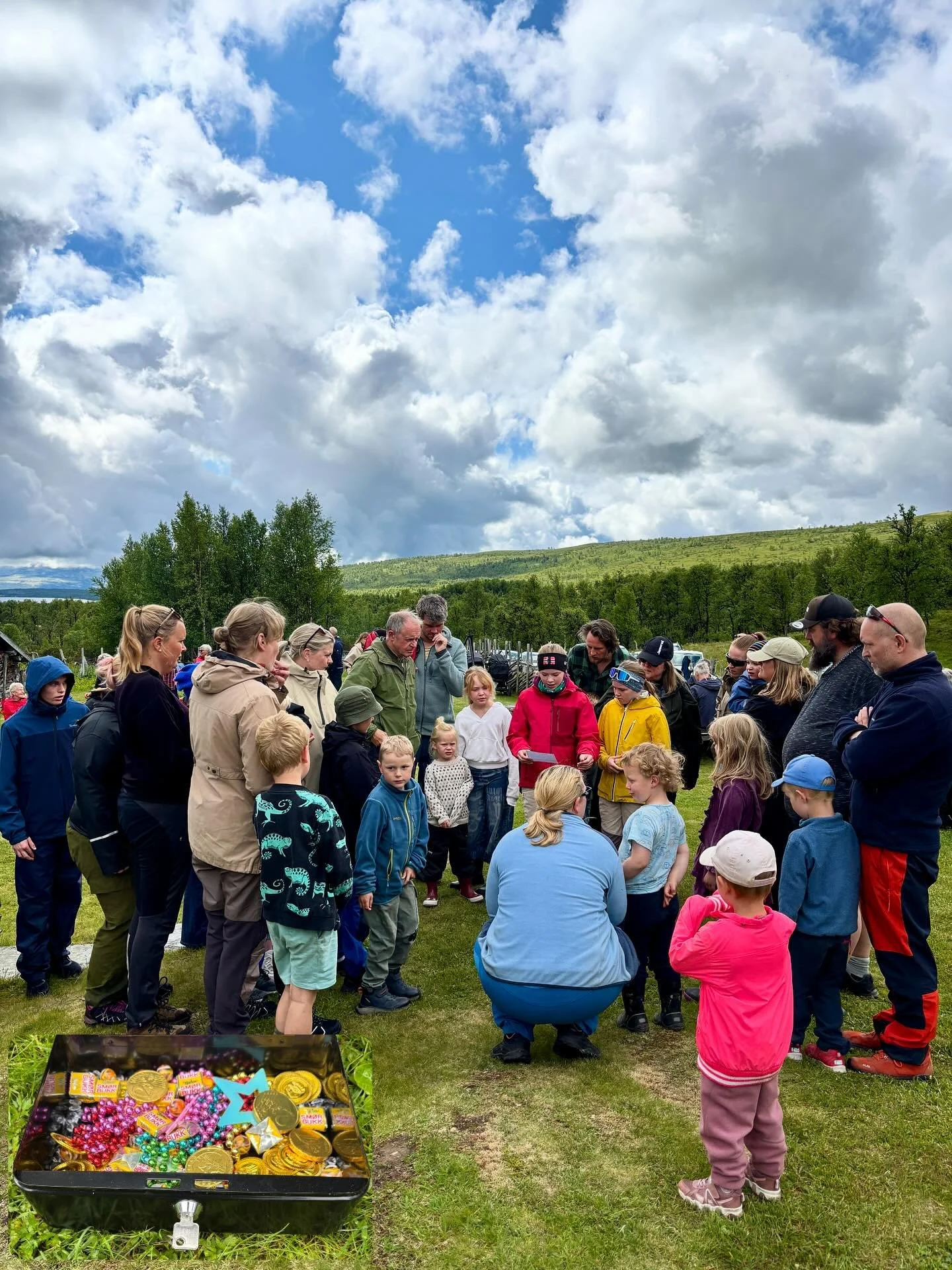 Skattejakt 💎, durspellmusikk 🪗, go’vær ☀️ og rekordmange besøkende!🤩 
For en dag det ble på Ustuvollen på søndag! Det er gjevt å arrangere Åpen Seter når så mange tar turen. 😍 
Tusen