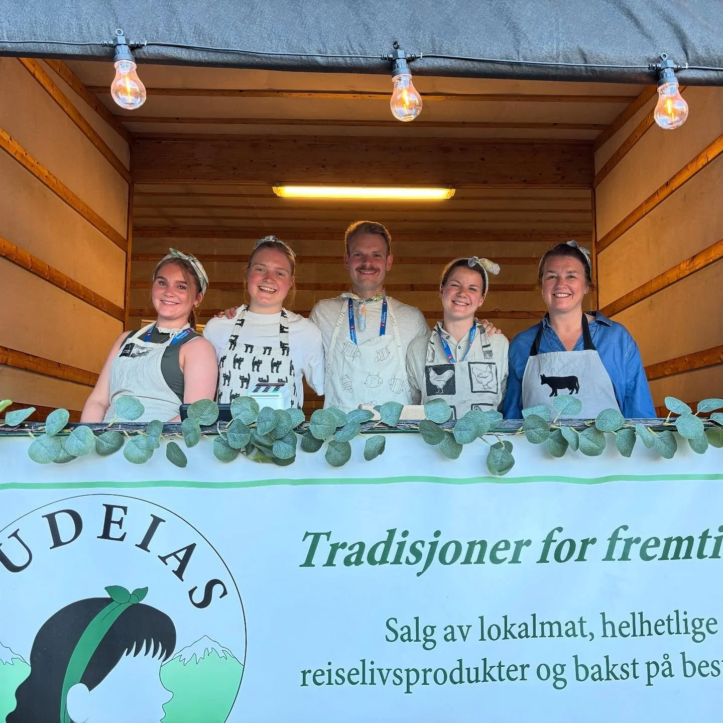 Med 5 av 6 gode hjelpere til stede på bildet, sier vi TAKK FOR I ÅR, @livestockfestivalen! 🍔☀️🎶🤩 
Like imponert hvert år, over hva dere i arrangørgruppa får til, og det er alltid stas å komme til «dekket