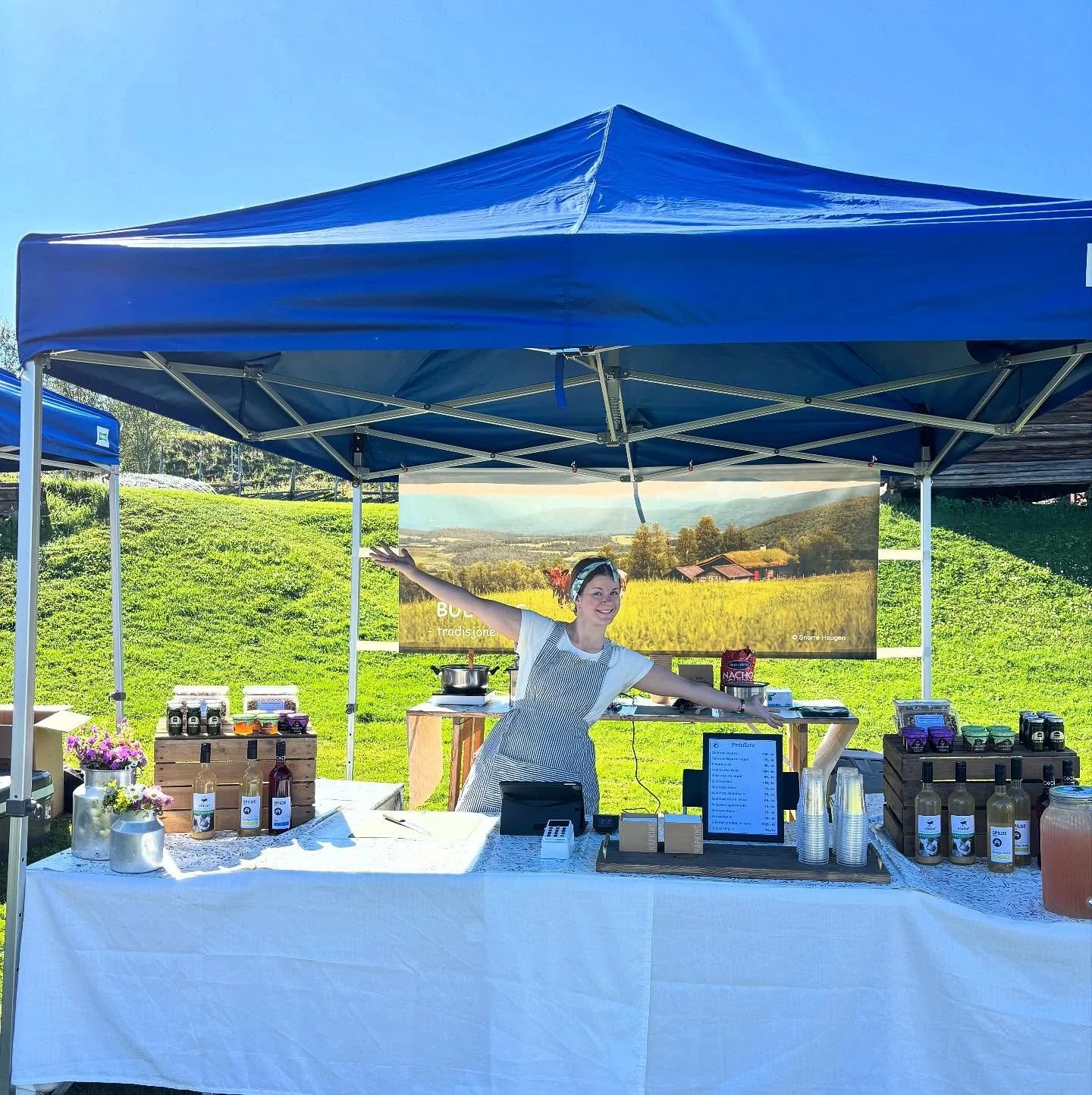 Jeg har vært på Markedsdagen på Tolga i dag! 🤩 
For første gang på mange, mange år faktisk. Og for aller første gang med egen bod. 🌸🍏🧀🐄🌾
Det var jo gøy jo! 🤭😁 
Nydelig vær ☀️ litt fo