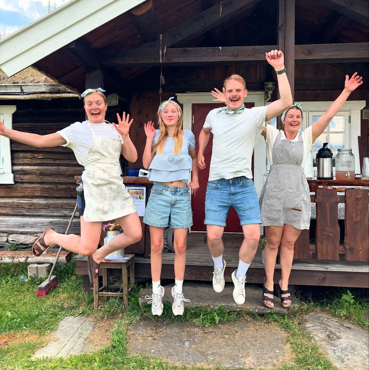 Vi er hoppende glade! 🌸🌼
For at så mange tok turen til seters i dag! 😍 0-100 år var aldersspredninga på dagens Åpen Seter på Dølvollen. Gøy at det tiltrekker folk i alle aldre! 🤩💯 Takk til alle som ko