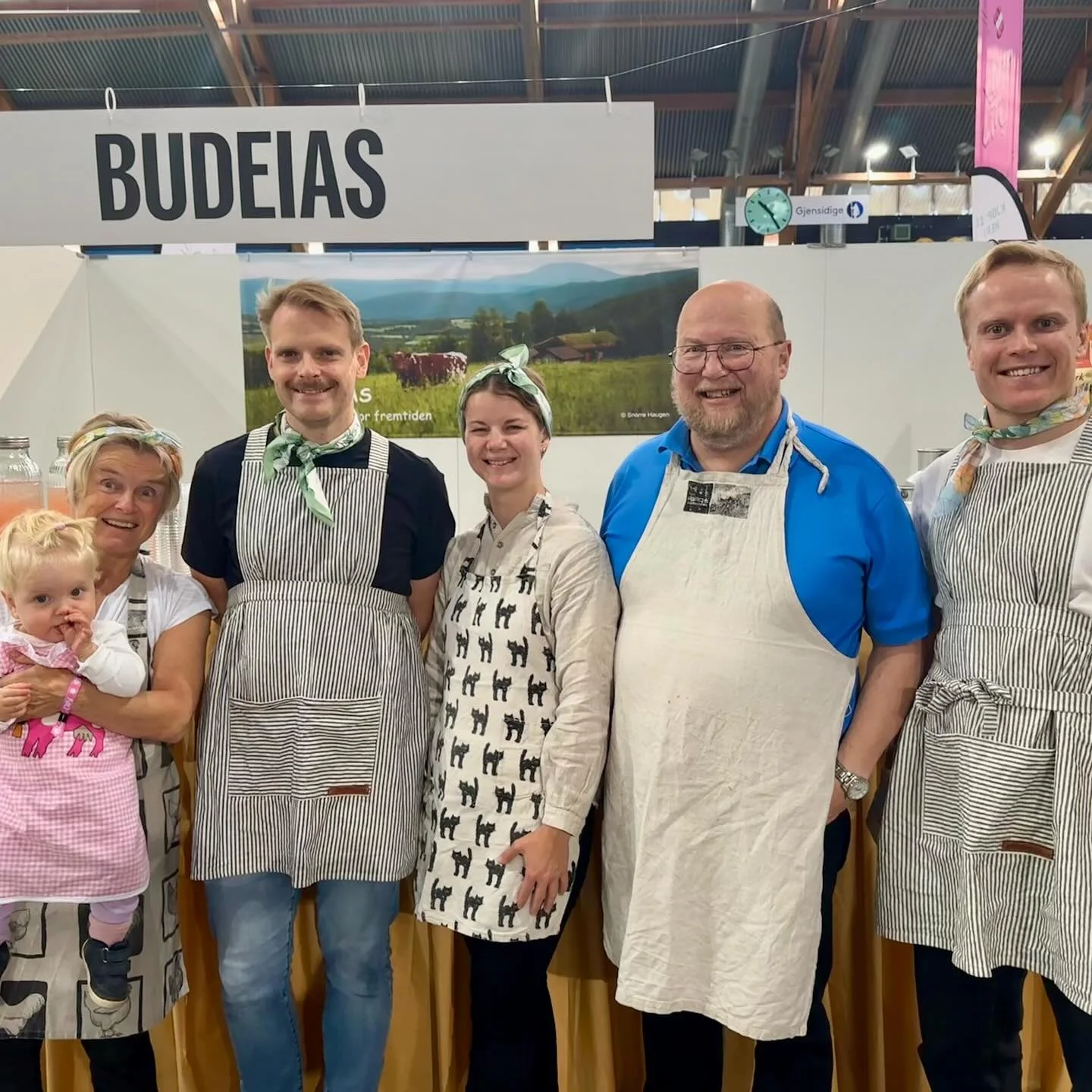 Årets @faebrikstad er vel gjennomført, og her er teamet som representerte Budeias i år (inkludert maskoten). Aka verdens beste familie! 😍😍 Med 5 produkter på menyen, og over 1000 salg, ble det noen hektiske dager både