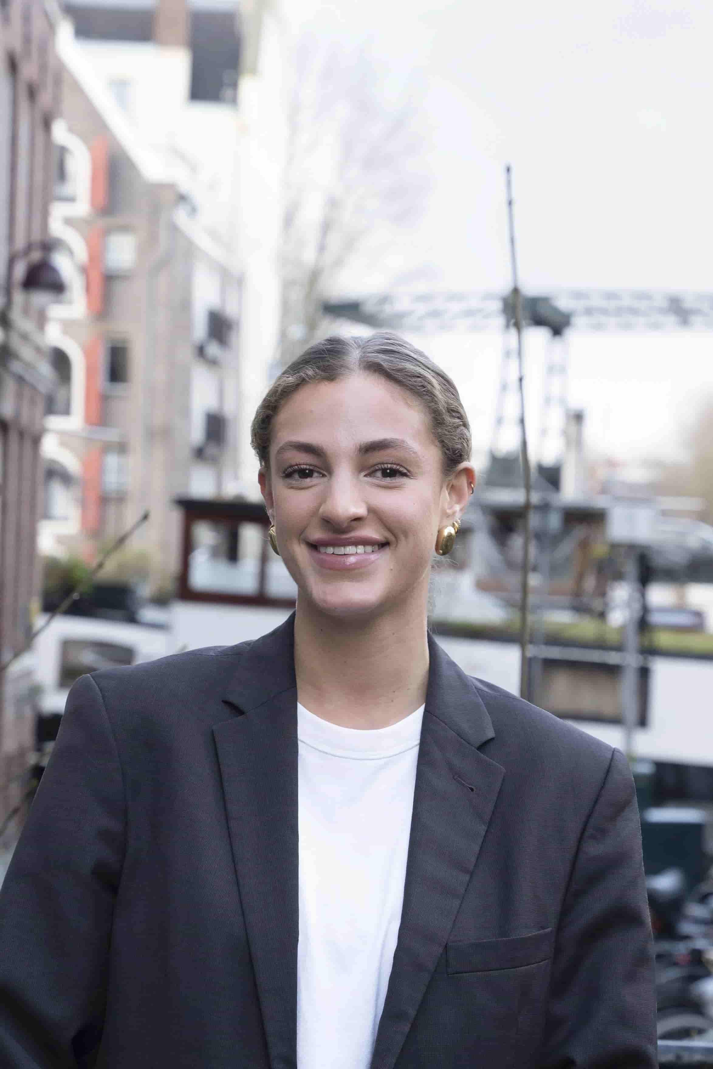Tess van Nus. Juridisch secretaresse