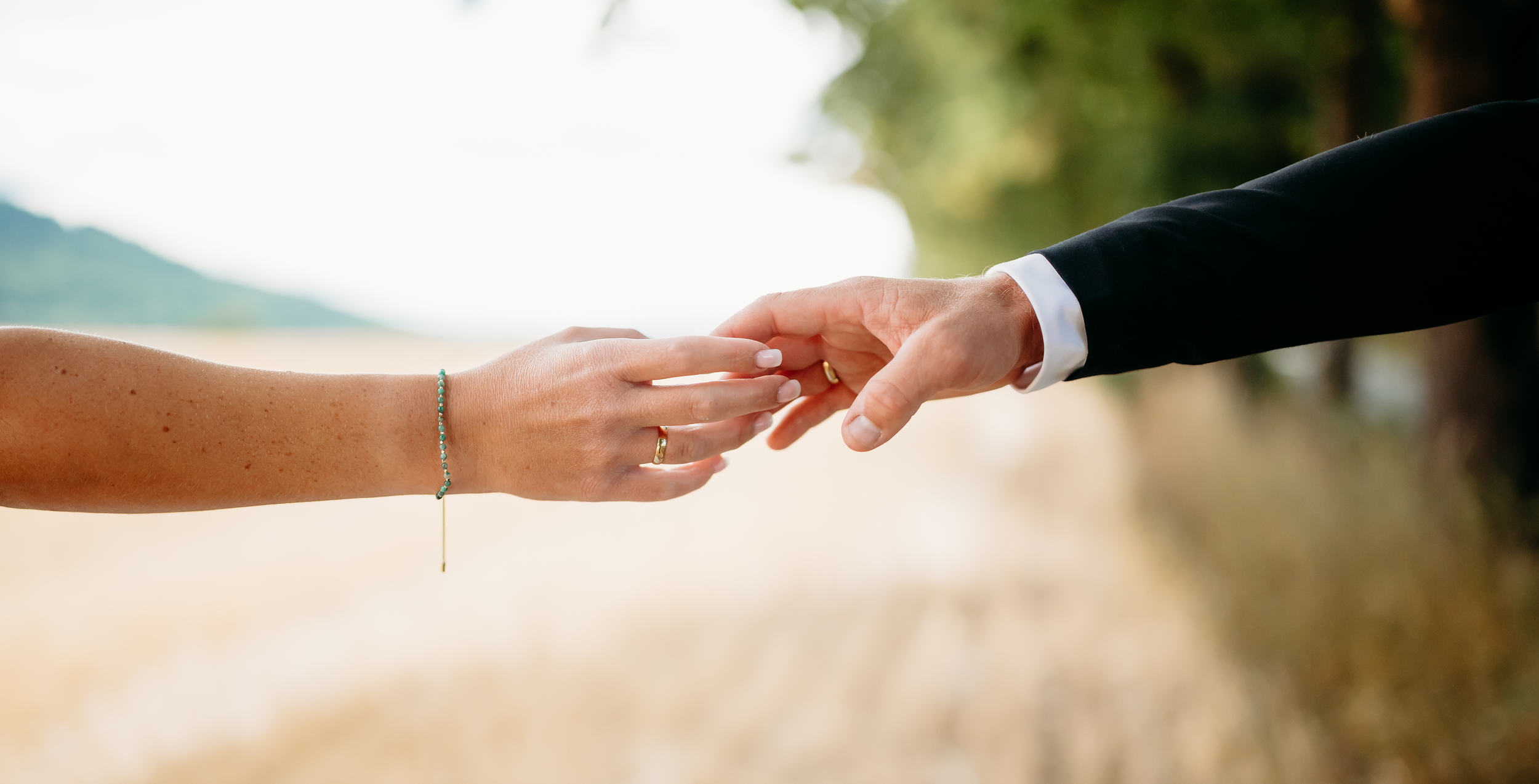 hender som holder nygifte med giftering, mann og kone som holder hender under bryllupsfotografering