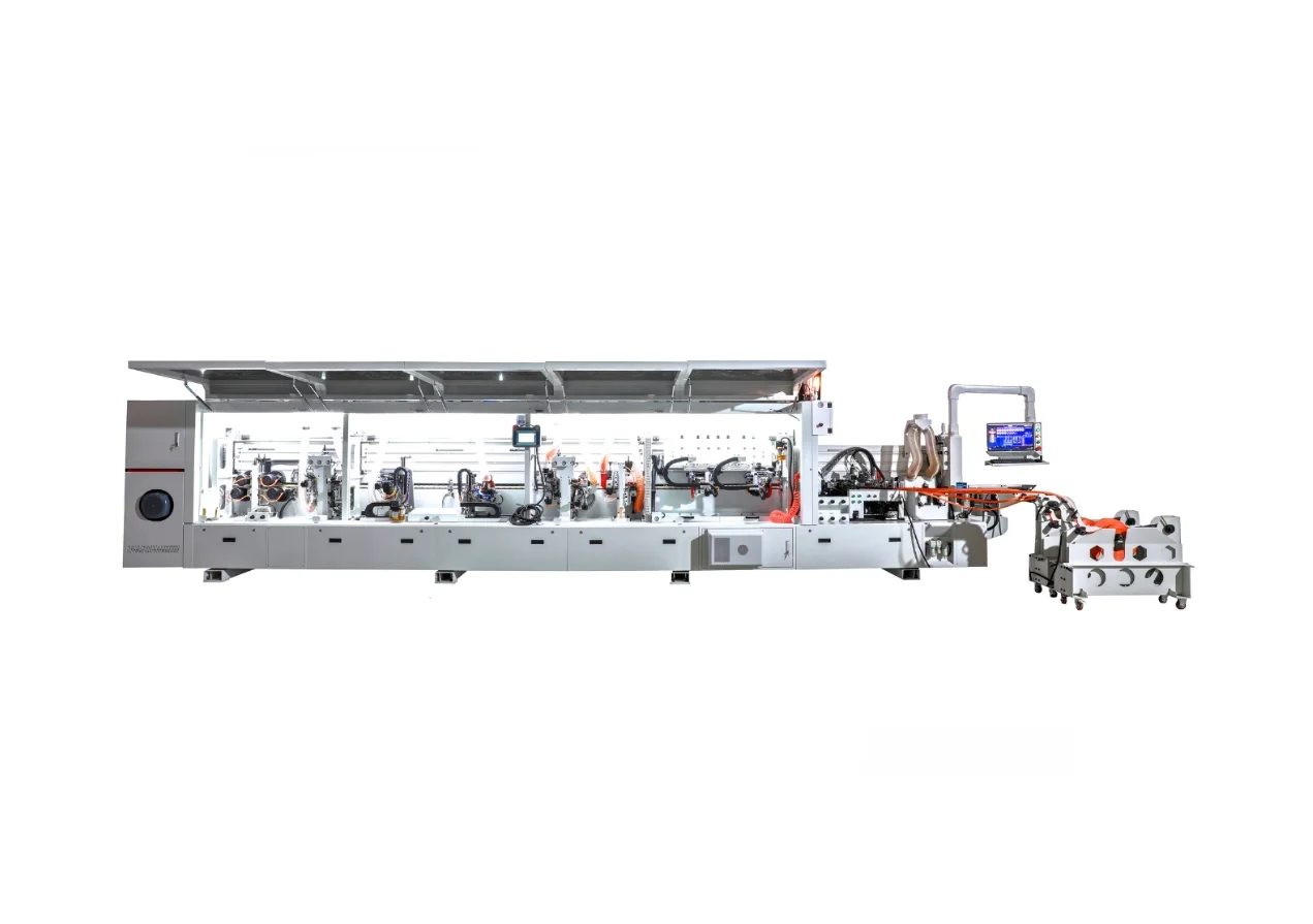 Línea de producción industrial con componentes mecánicos y electrónicos, incluyendo pantallas y tuberías, en un entorno limpio y organizado.