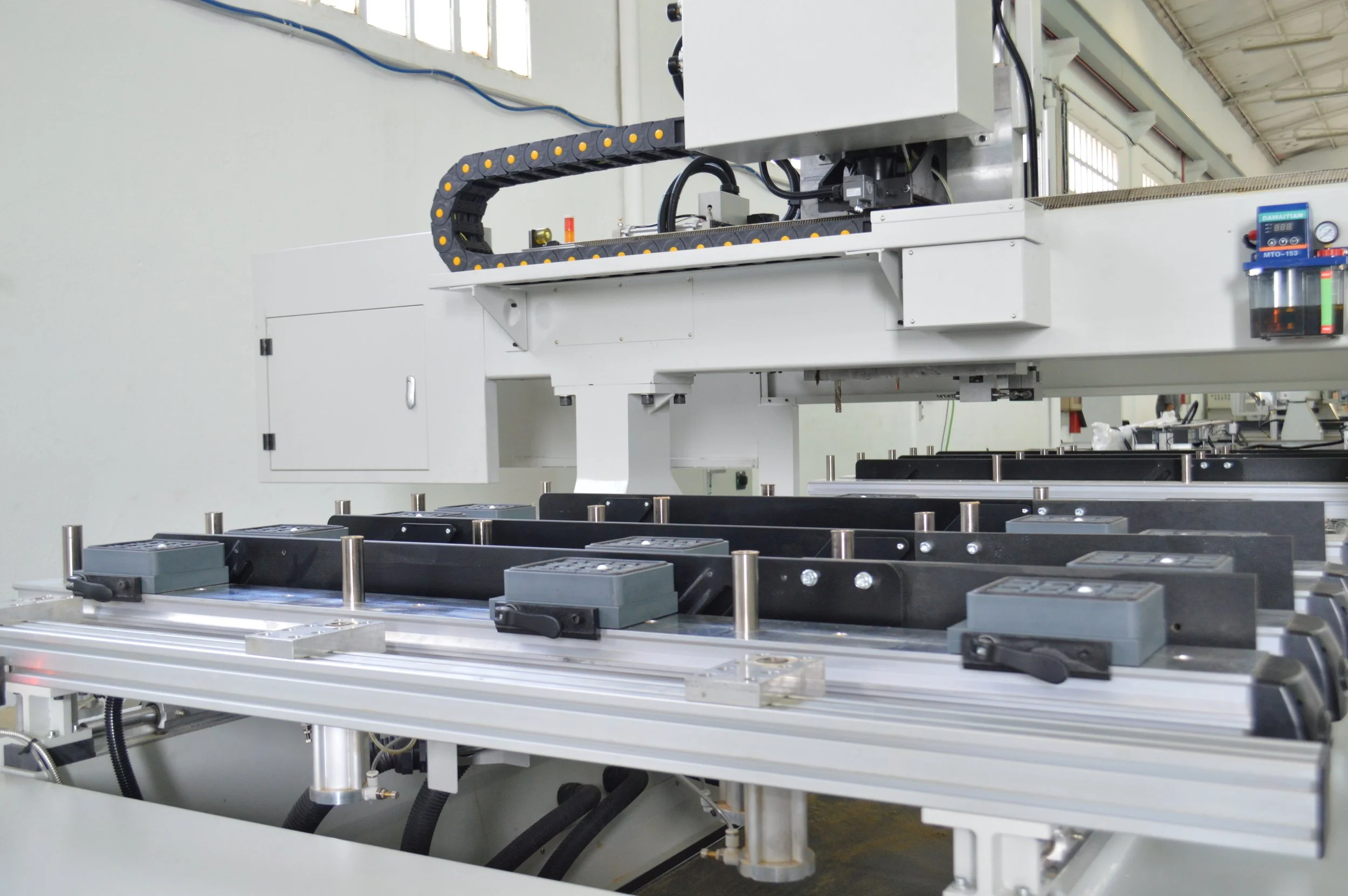 Disponemos de una exposición de maquinaria nueva y de ocasión para madera aluminio y plástico. Alumaplas servicio técnico y maquinara