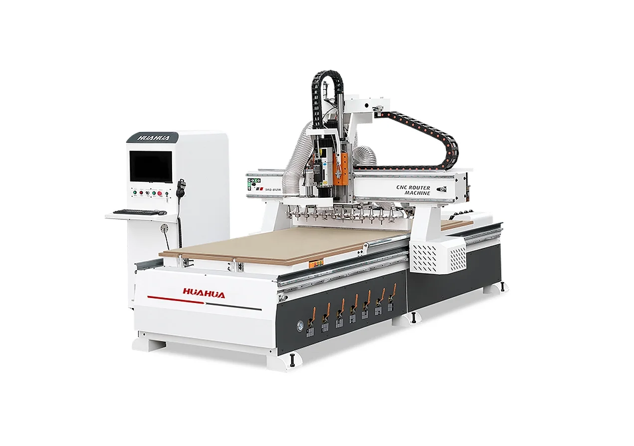 Máquina CNC router para corte y grabado de madera, con computadora y controladores en el frente.