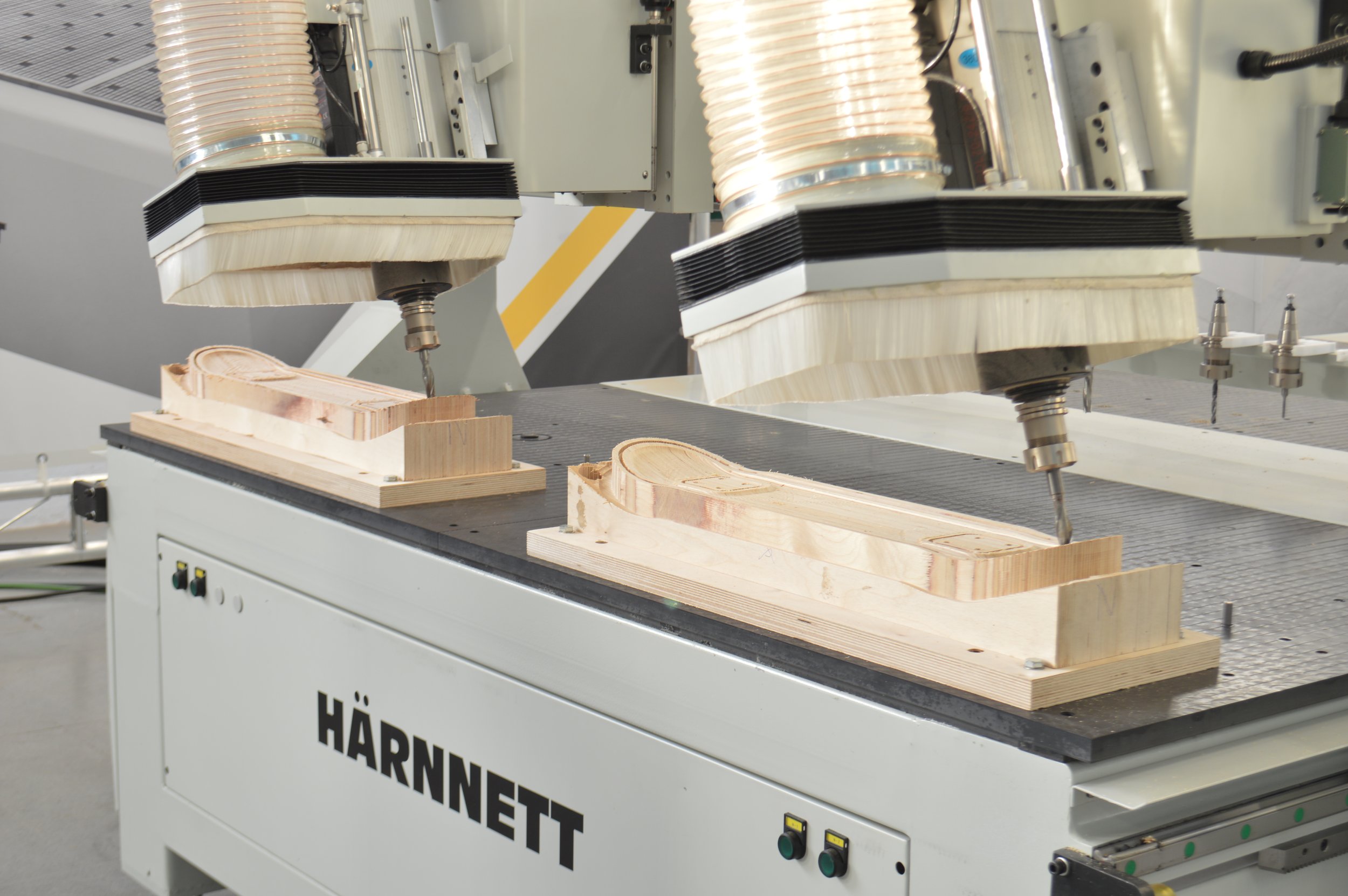 Maquinaria CNC de HÄRNNETT tallando madera en un taller de carpintería.