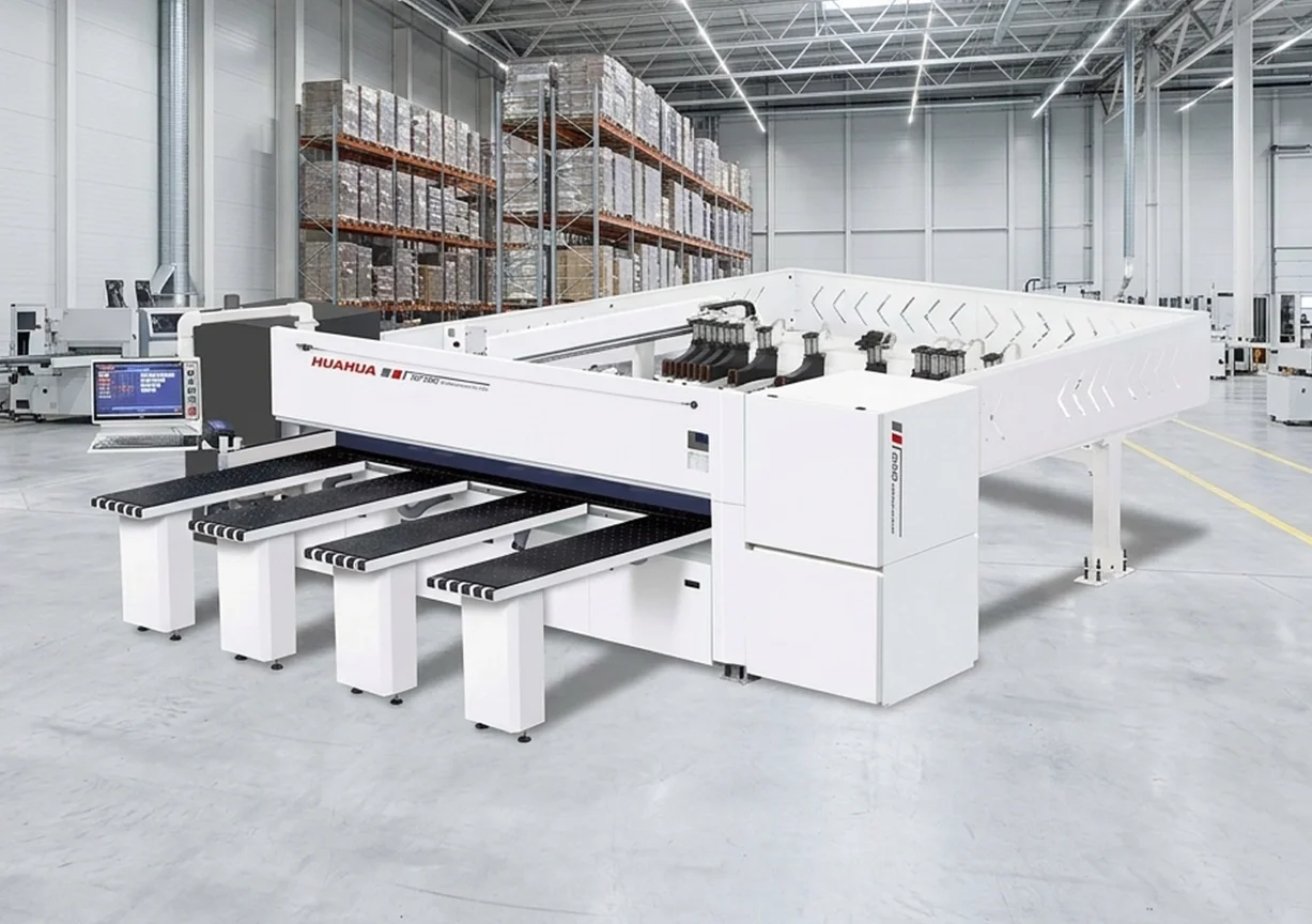 Máquina automatizada en un almacén de alto nivel para procesamiento o fabricación, con estanterías llenas de cajas.