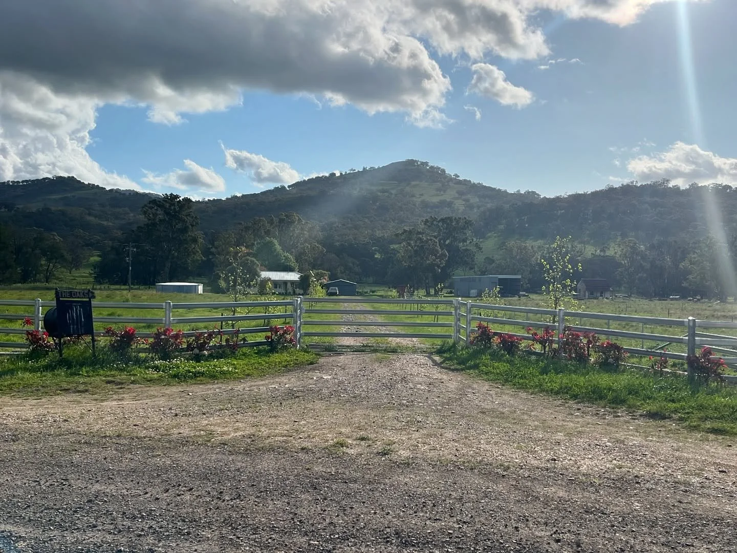 Enjoyed doing this one at the back end of last year. The team completed this one for a great client who wanted to revamp his yards and driveway entrance along with a few kms of stock fencing. ✅