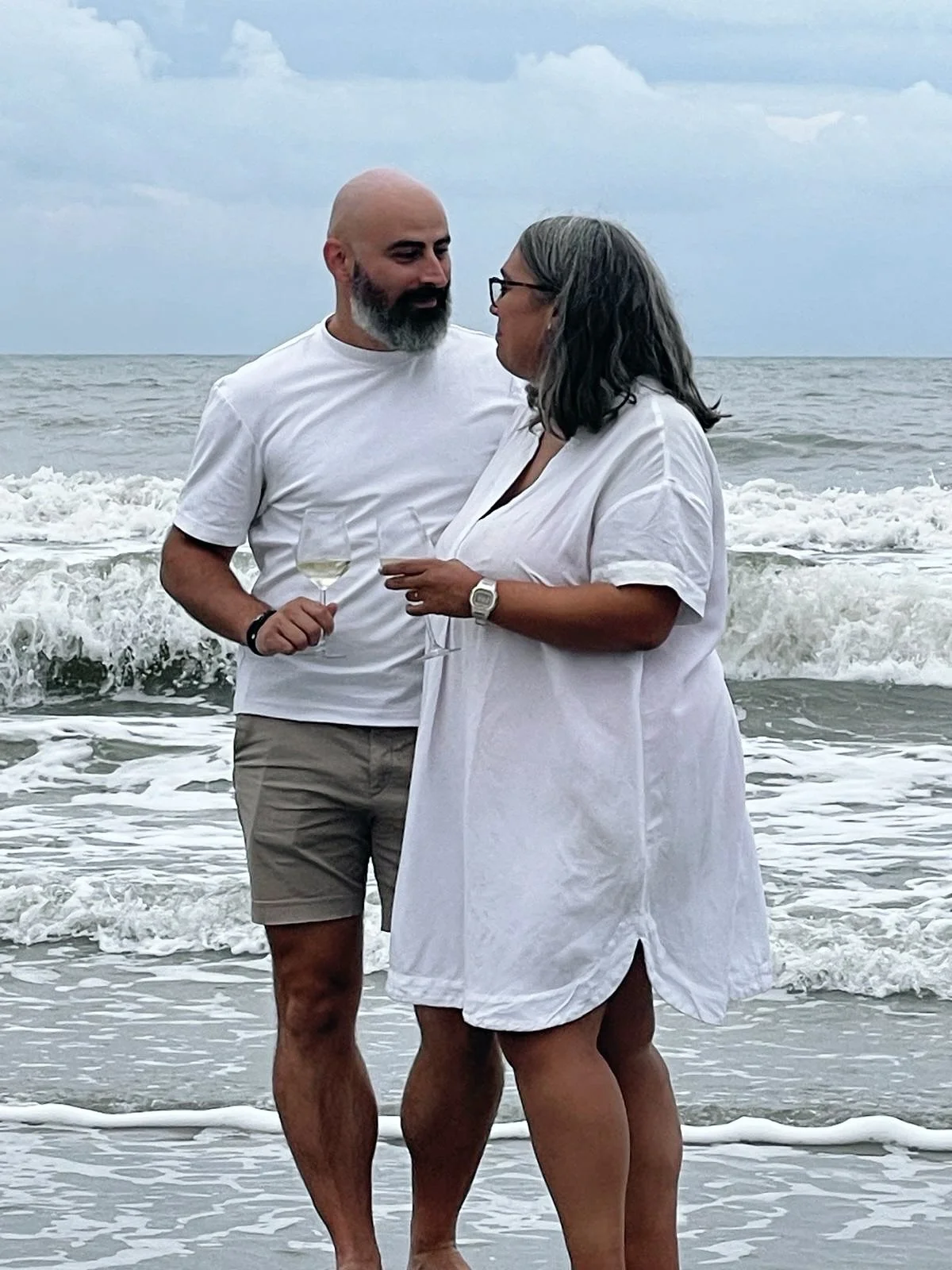 🌊 10 ani și tot noi doi, &icirc;ncăpăț&acirc;nați ca marea.
Liberi, sălbatici, &icirc;mpreună.
Bogăția noastră cea mai de preț nu stă &icirc;n lucruri, ci &icirc;n oamenii de l&acirc;ngă noi.
Cel mai mare dar: sa putem fi NOI de aproape 20 ani. Si d