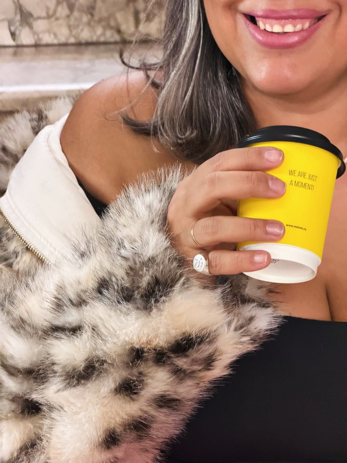 Albastru electric la exterior.
Seneca la interior. (multumesc @dana.tole )
Leopard in suflet.
Și o propoziție care m-a lovit: &ldquo;cel mai rușinos e să pierzi timpul din nebagare de seamă.&rdquo;
Ok. Am auzit.

Photos by fabulous @deliaaldea_ &amp;