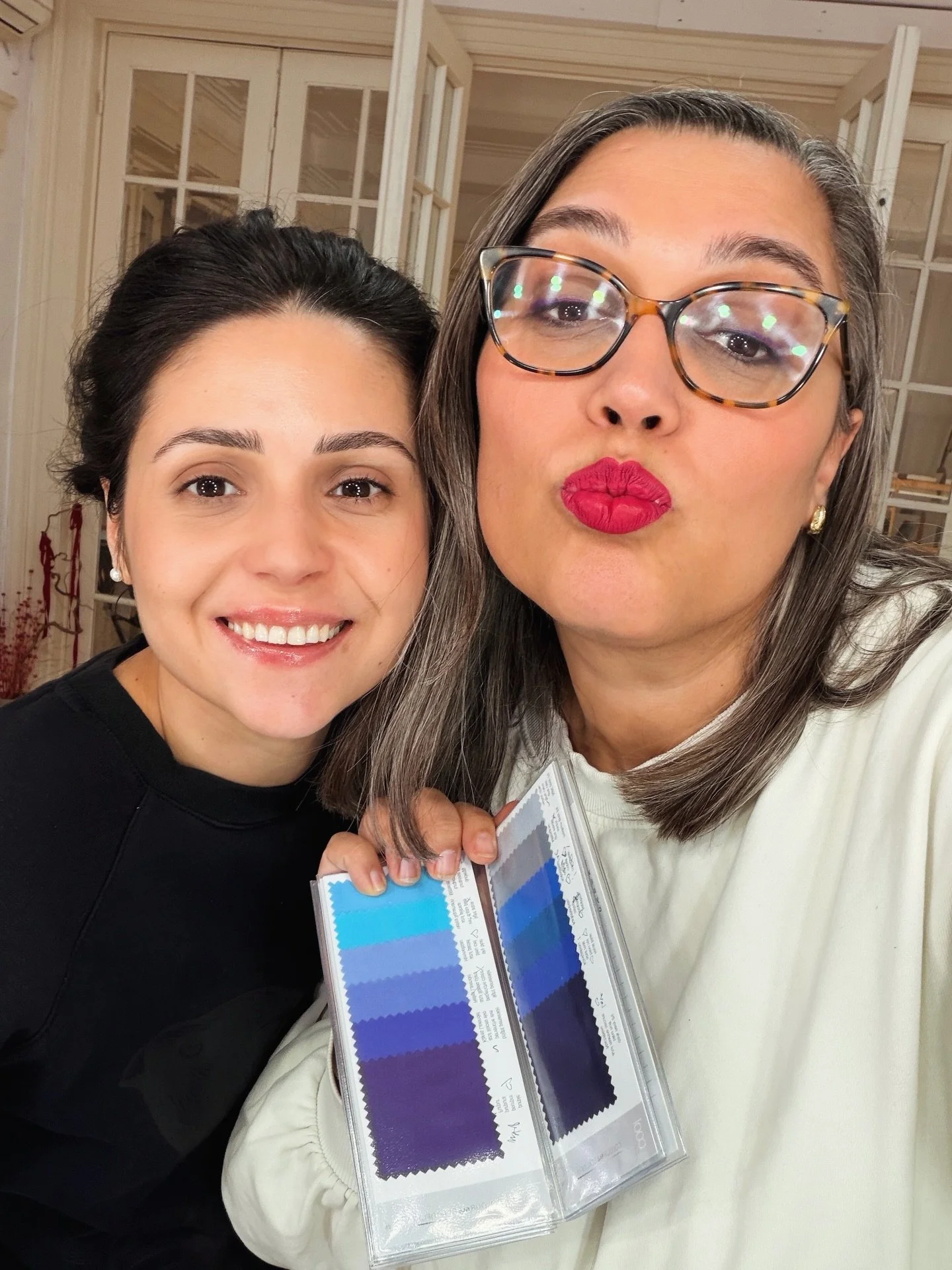 Unele colaborări &icirc;ncep din muncă și ajung &icirc;n prietenie.
Cu Loredana Tătaru ne leagă prietenia, iar munca a venit firesc, ca o extensie a felului &icirc;n care vedem lumea.

Ne leagă culorile, dar ne leagă și sinceritatea. Curajul de a fi 