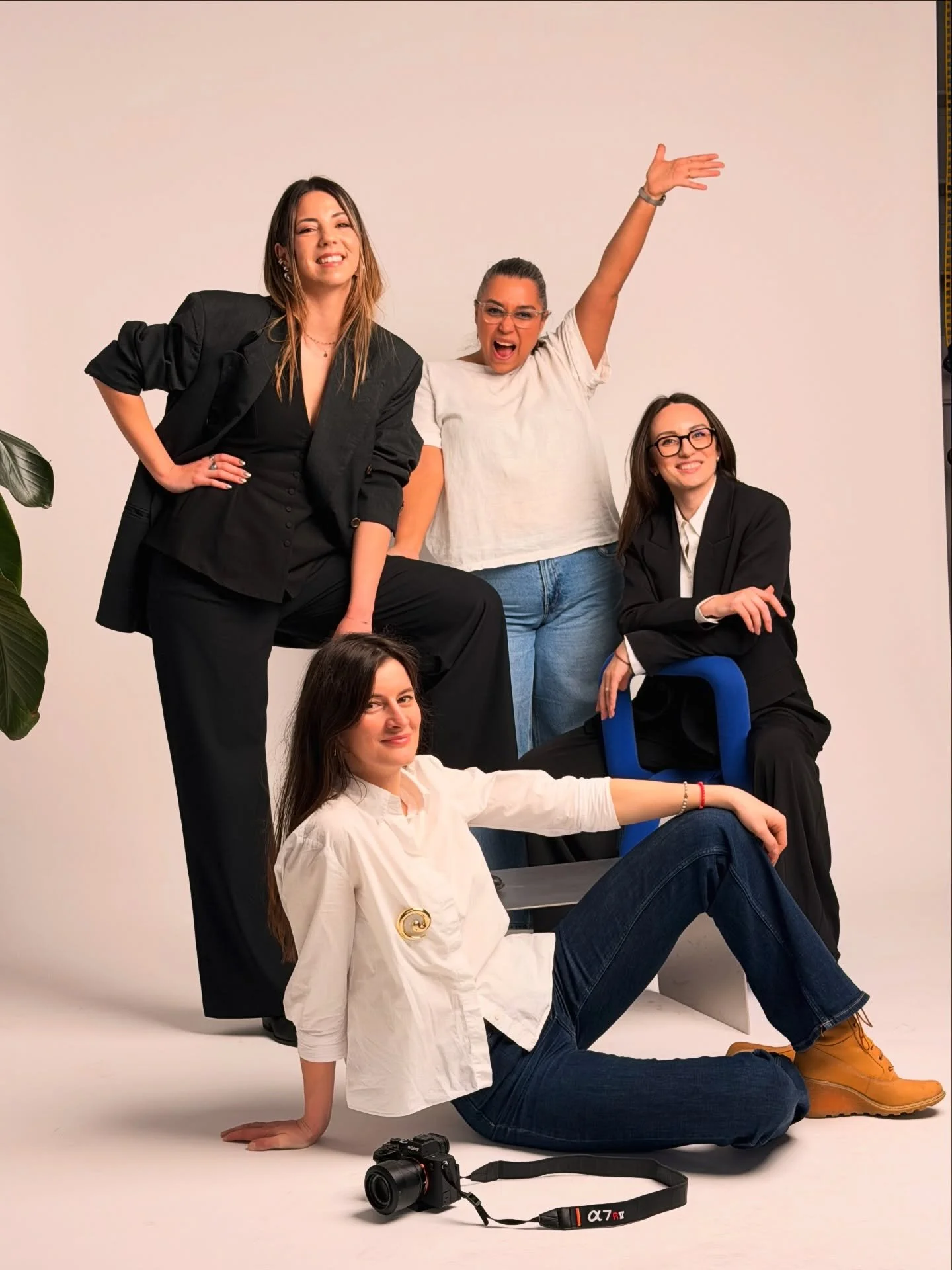 Azi studioul FAB a arătat exact cum &icirc;mi place mie să arate:
plin de femei curajoase, emoționate, elegante, imperfecte, vii.

15 minute de pozat.
Dar mult mai mult de at&acirc;t.

Antreprenoare. Mame. Co-fondatoare. Femei cu produsul lor &icirc;