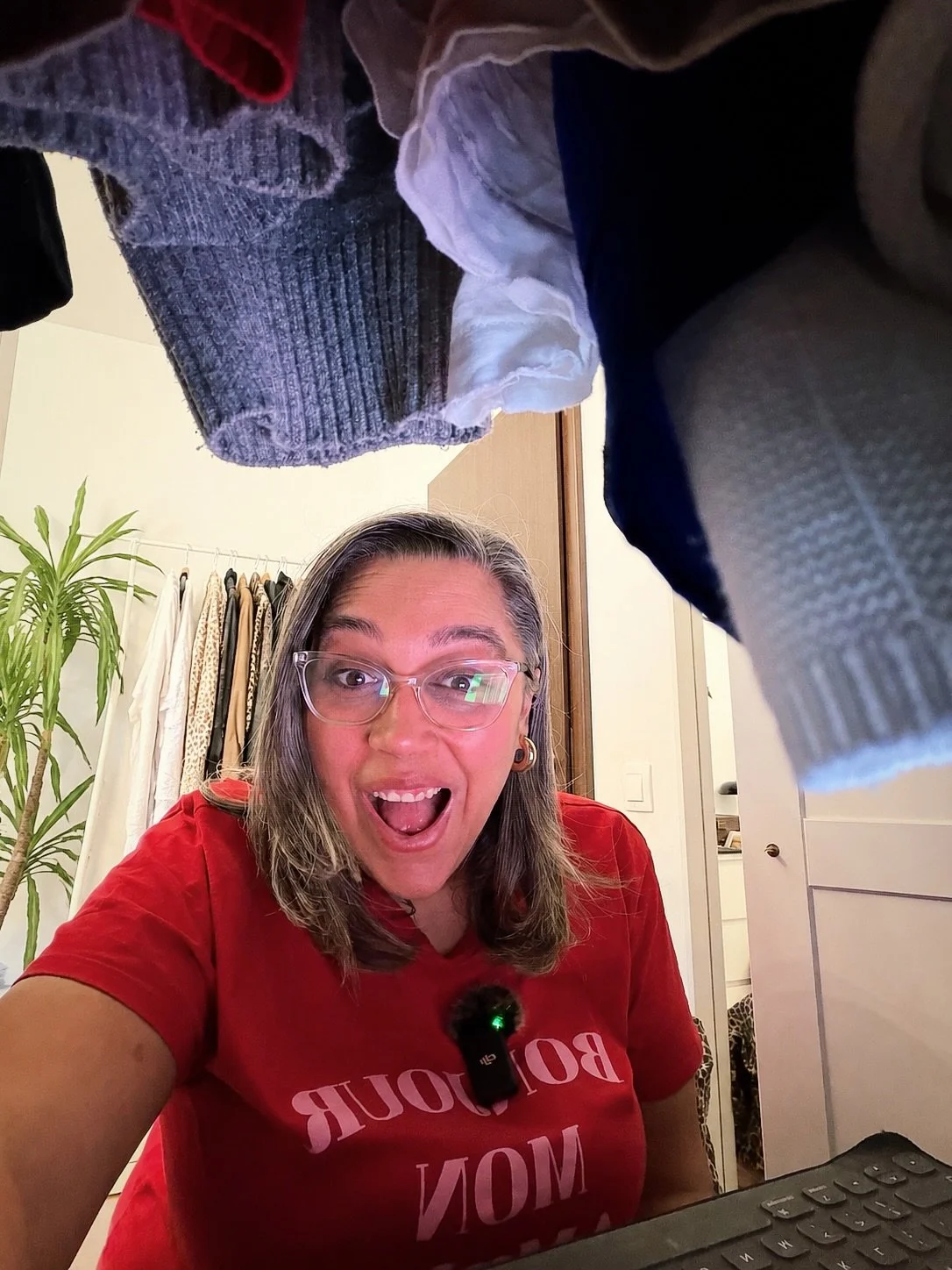 Uneori, c&acirc;nd simți că ai ceva de spus, nu mai aștepți setup-ul perfect.

Doar deschizi laptopul.
Te bagi &icirc;ntre haine.
Și &icirc;ncepi.

BBB vine luni.

Daca vrei sa fii primul care afla, comenteaza &ldquo;BBB&rdquo;