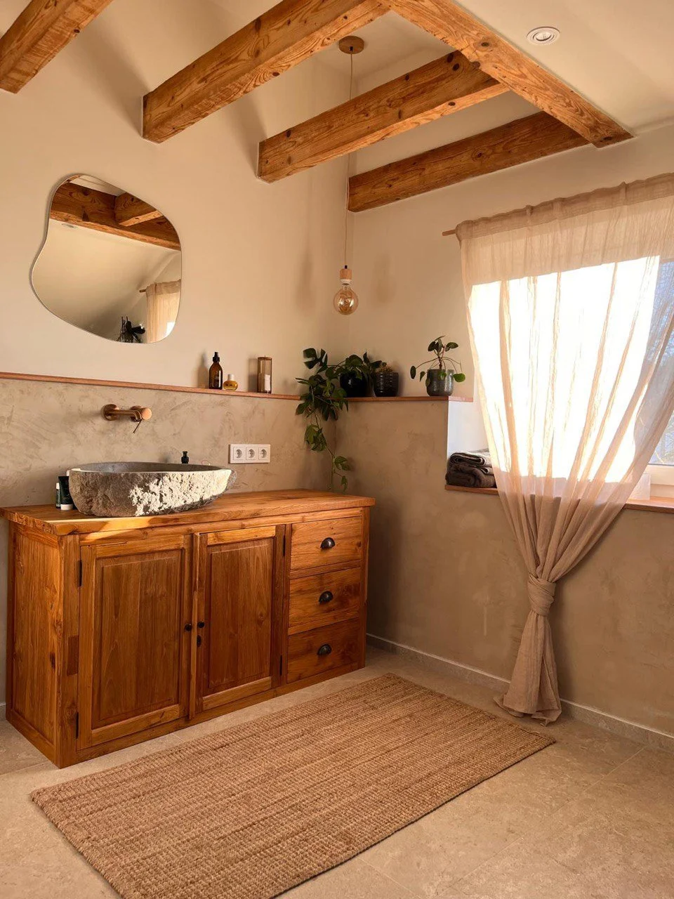 Hochwertig gestaltetes Badezimmer mit natürlichem Wohlfühlcharakter, realisiert im Rahmen einer professionellen Badmodernisierung durch Uwe Zeitler Das Bad kombiniert warme Holzelemente mit sichtbaren Holzbalken an der Decke, einer modernen Wand-WC-A