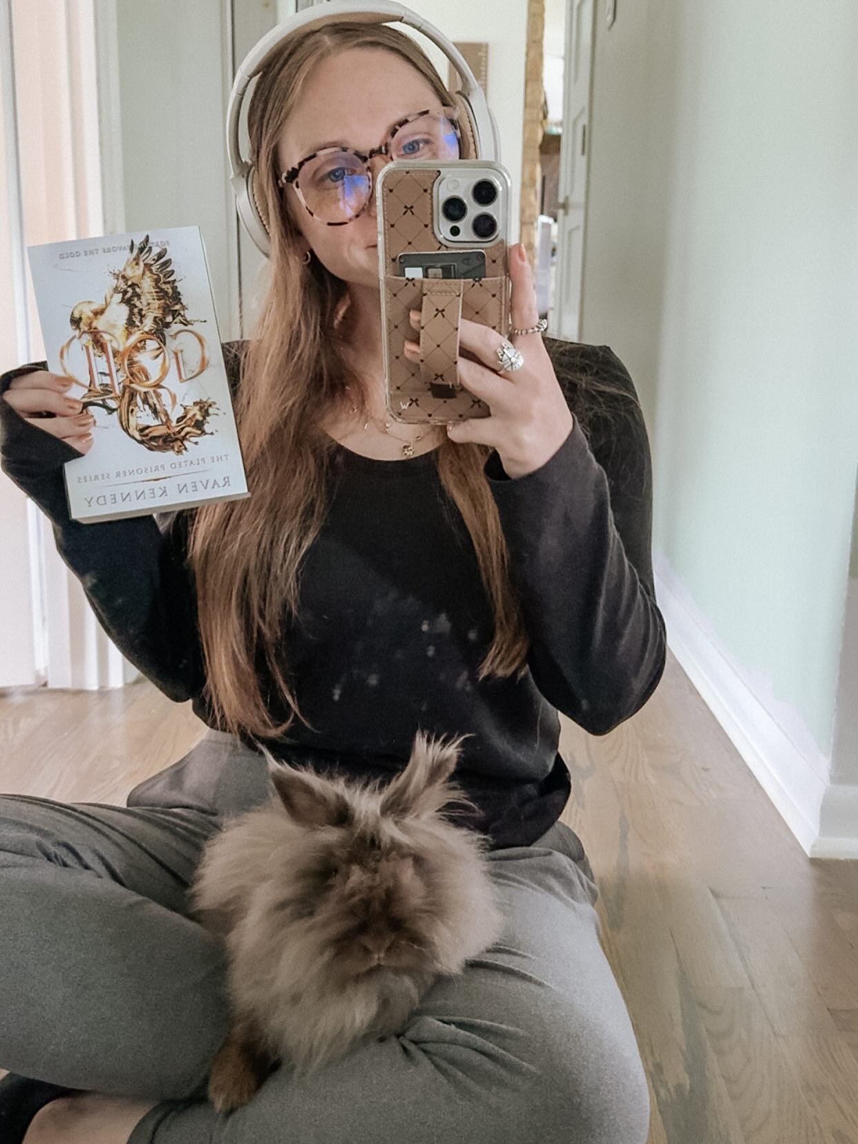 ❔How long does it take you to finish a series? 

Don&rsquo;t yell at me&hellip; Gold has been mine least favorite from the series so far. BUT - it&rsquo;s still amazing. I WILL finish the series. I ADORE Raven Kennedy. I won&rsquo;t give any spoilers