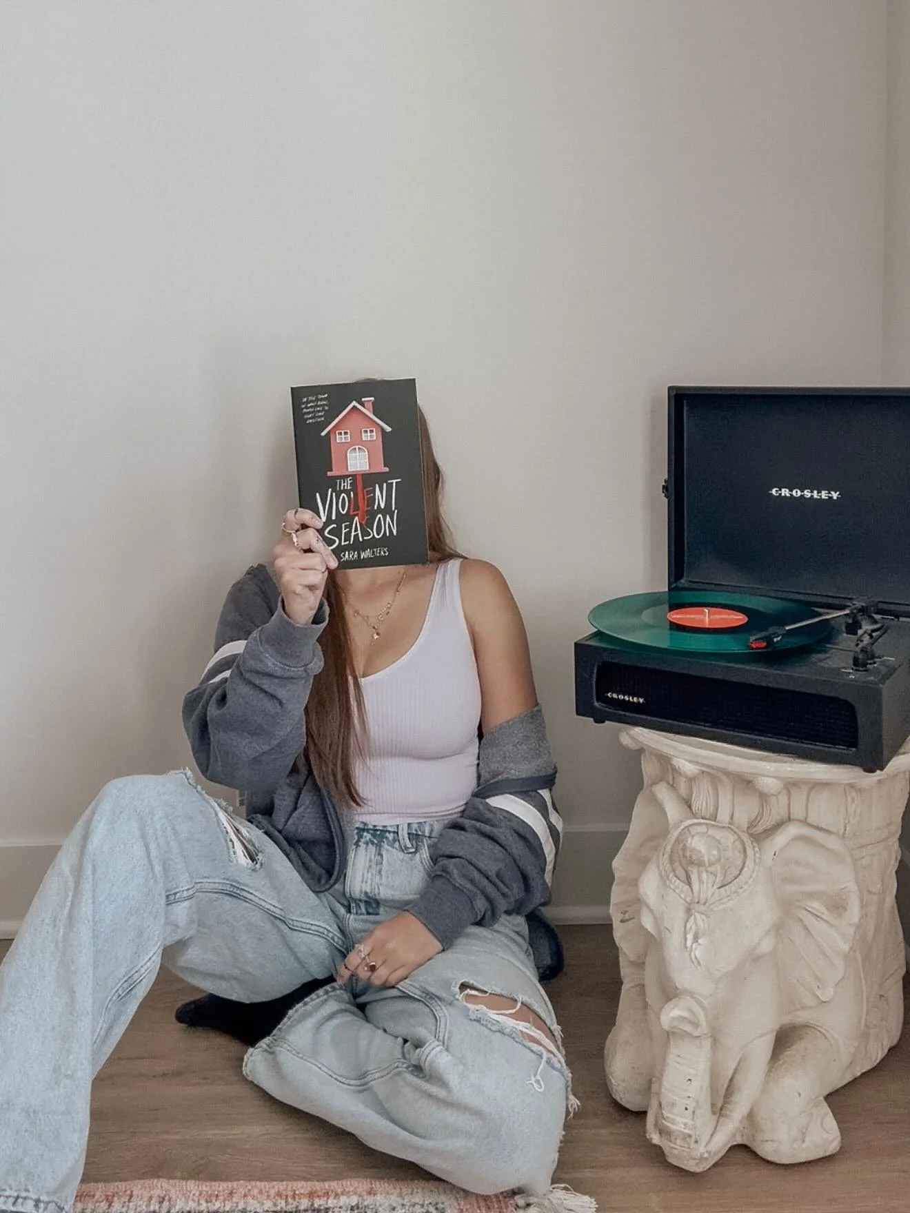 ❔Do you participate in summerween? 

Hiiiiiiiii book besties. 
I&rsquo;ve been away for a while. My whole life has completely changed in the last week or so. But it&rsquo;s for the best. No bunnies in the photo today. And maybe not anymore going forw