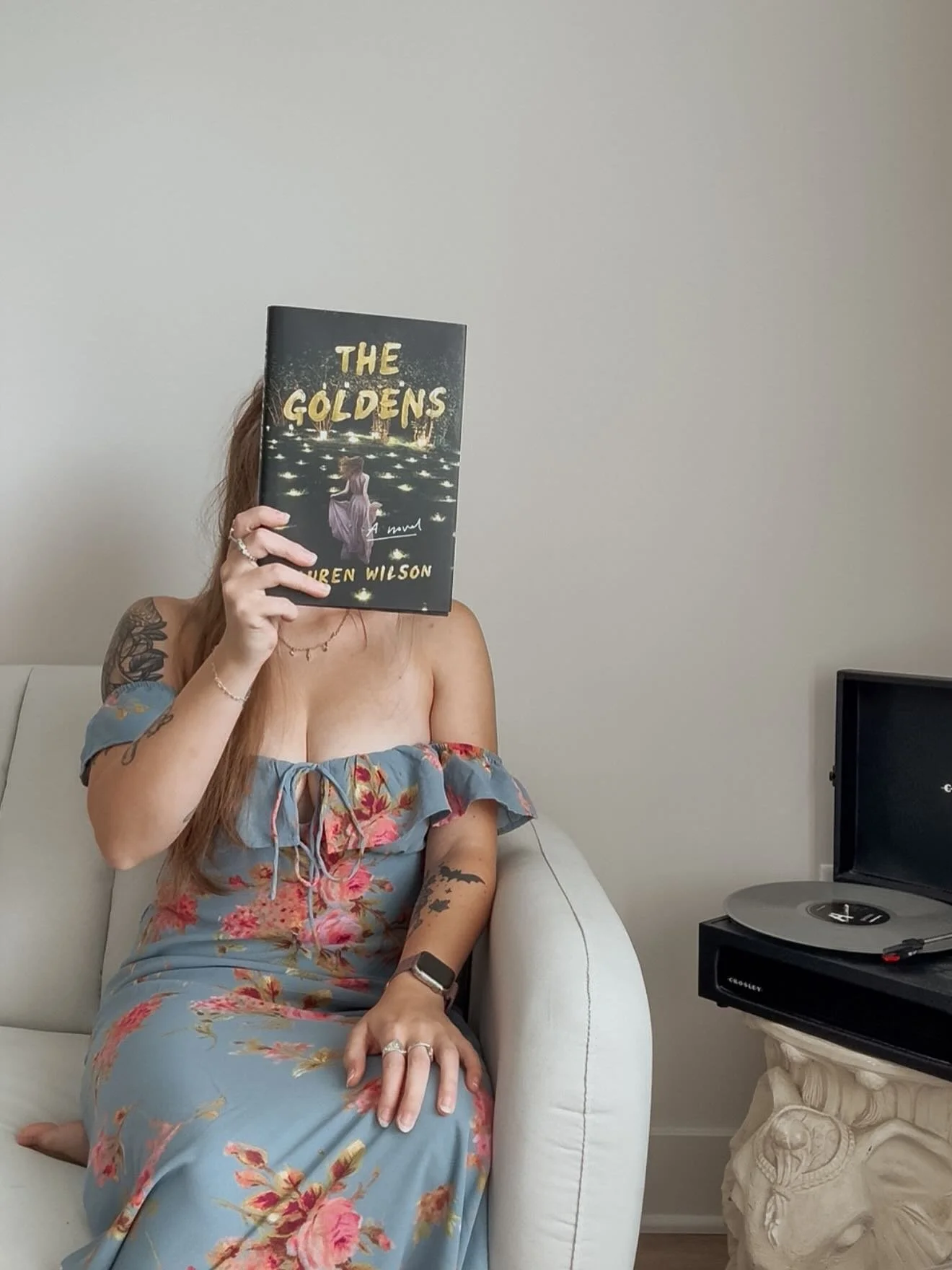 ❔We are all ready for spooky season, yeah?! 

Happy Tuesday, Loves! 
My reading has slowed WAAAYYYYY down. But I&rsquo;m still enjoying some reads. And picking up so many books and starting them. 😂 I WANT TO READ THEM ALL RIGHT THIS SECOND. 

The Go