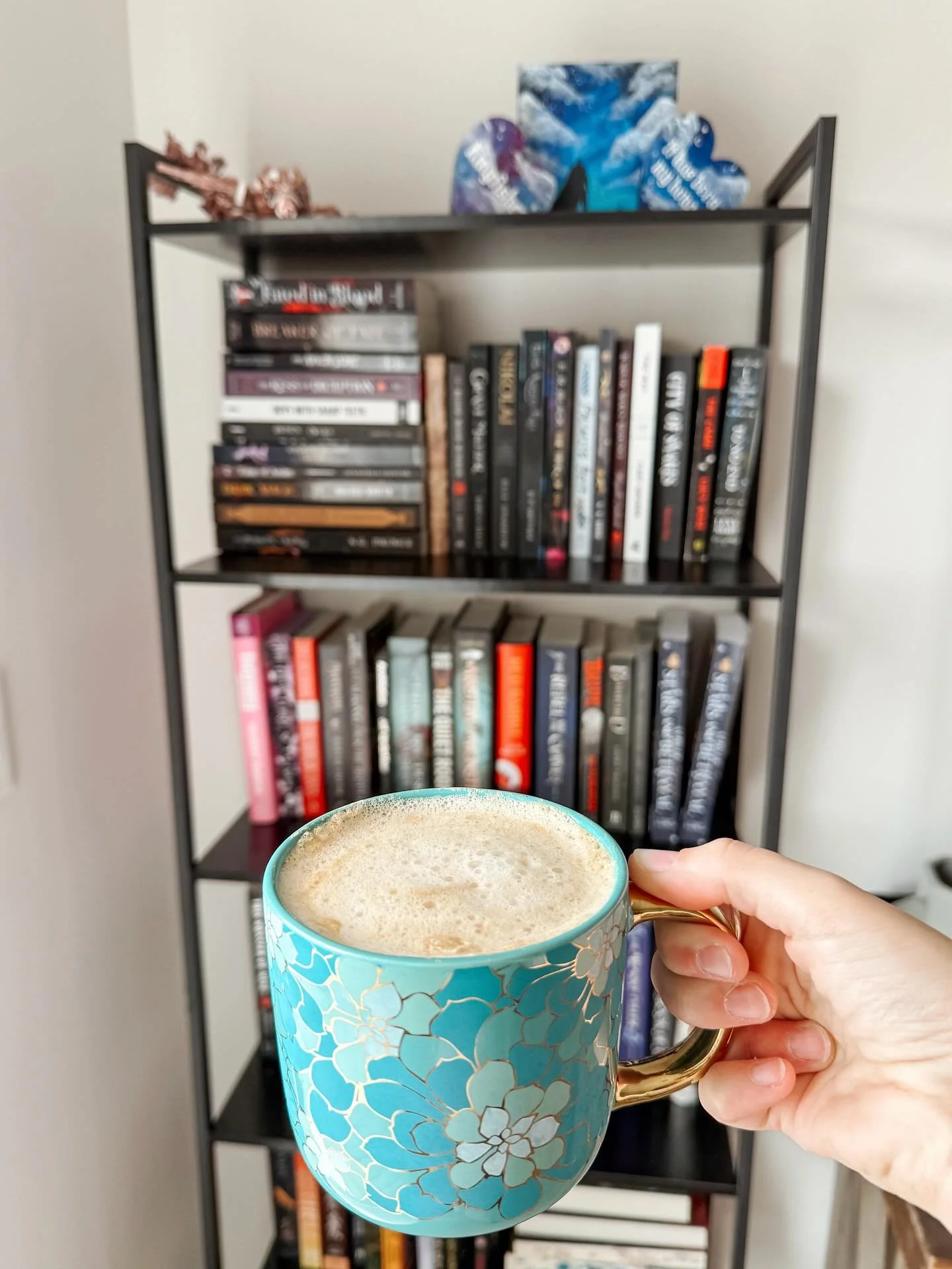 ❔What&rsquo;s your favorite reading spot? 

Happy Minimalist Monday! 
I think this cup of coffee is the best one I&rsquo;ve made to date. It was PERFECT. Lately I&rsquo;ve been loving reading on the couch, curled up in a fuzzy blanket. ☺️ 
I haven&rs