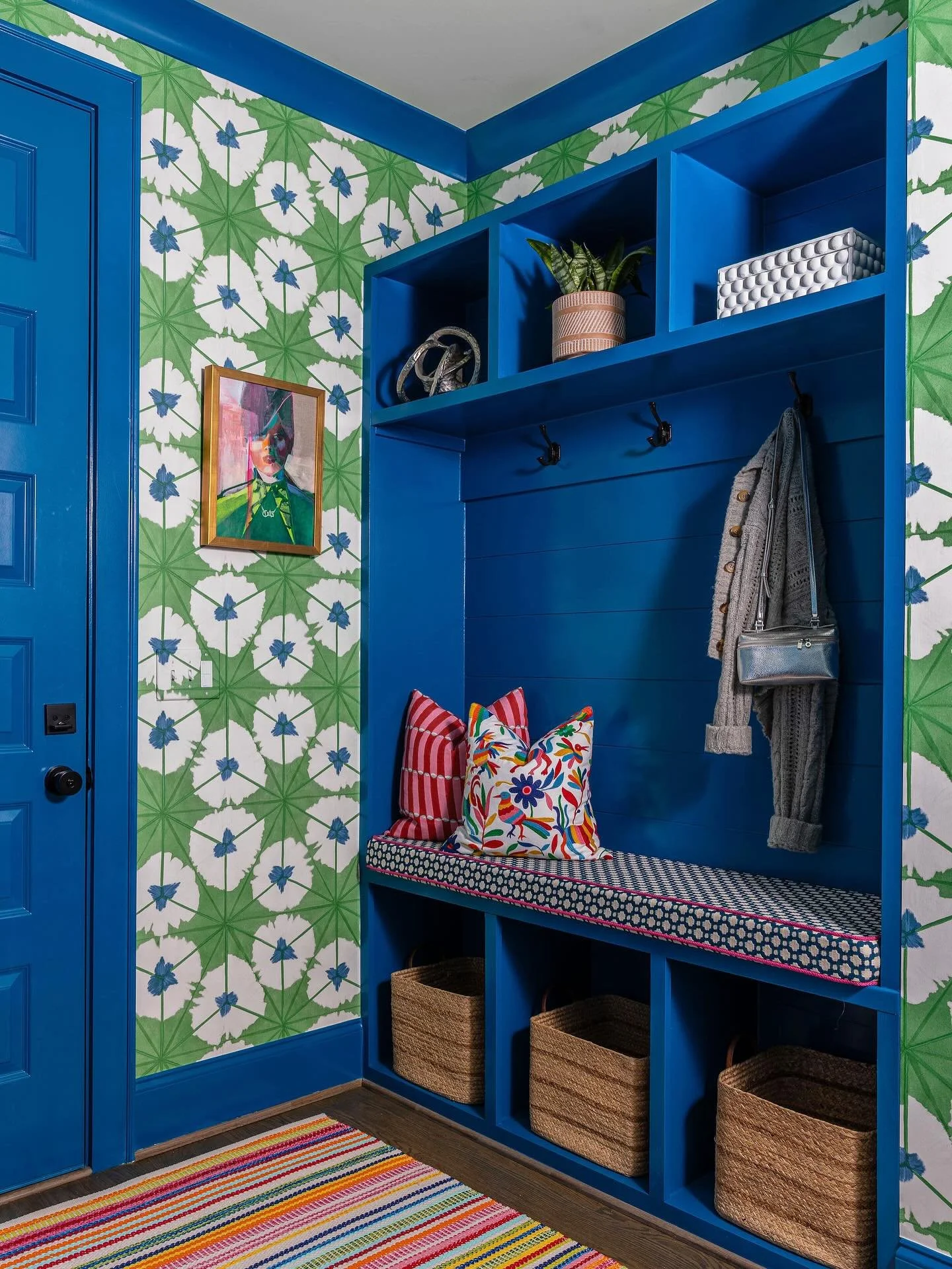 Happy Wallpaper Wednesday! Say goodbye to boring gray walls, and hello to colors and textures that spark joy. 

✨ @cocreativeinteriors 
📸 @heather_ison

#interi&oslash;rdesign #mudroom #residentialinteriordesign #coloful #boldcolors #uniquestyles #c