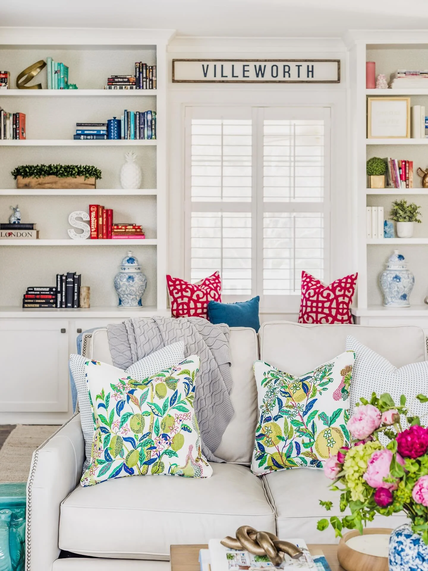 A spectacular space doesn&rsquo;t just function&mdash;it flirts. 

✨- @cocreativeinteriors 
📸- @tiffanyringwald 

#interi&oslash;rdesign #livingroomdesigns #livingrooms #livingroomstyling #livingroomgoals #livingroomdecoration #livingroomfurniture #