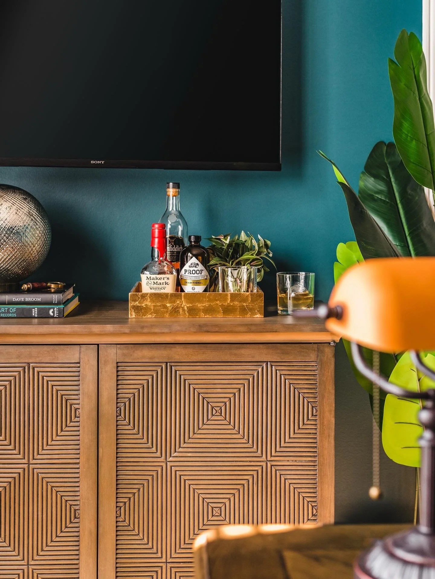When your bar cabinet also serves as your printer cabinet, it combines functionality with style. With hidden storage, bold textures, and a touch of gold, you can elevate your space and enjoy a cocktail hour after a long workday.🍸

✨- @cocreativeinte