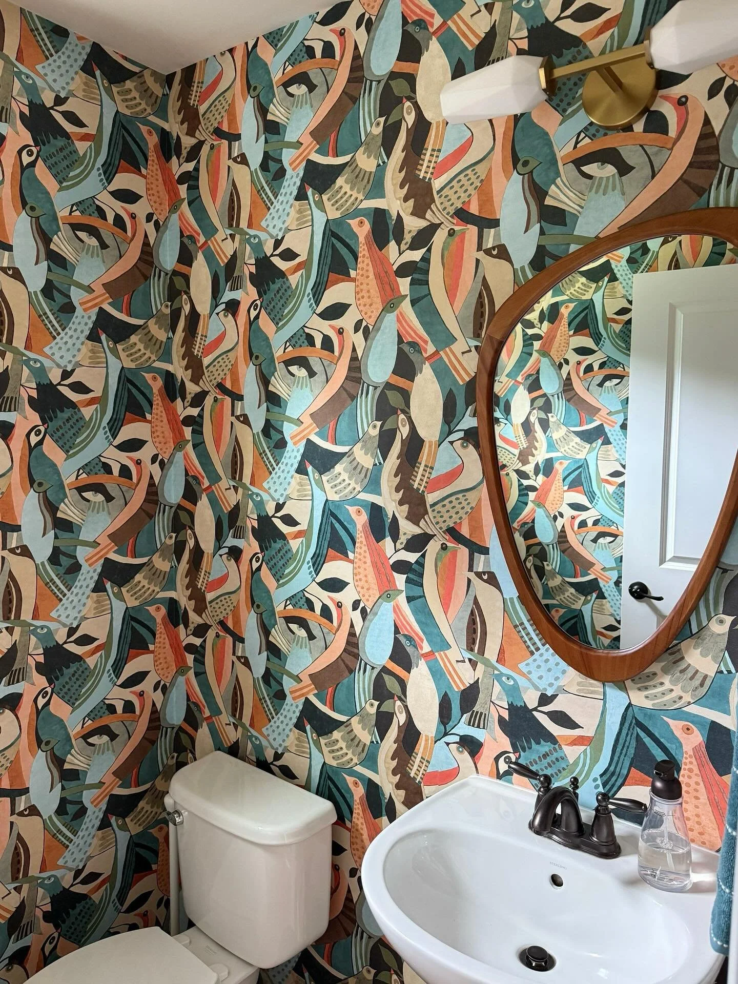 Happy Wallpaper Wednesday! There&rsquo;s nothing like the right pattern to completely transform a room. 

✨- @cocreativeinteriors 

#wallpaperwednesday #wallpaperdecor #wallpaperinspo #wallpaperdesign #interi&oslash;rdesign #installday #wowwowwow #ch