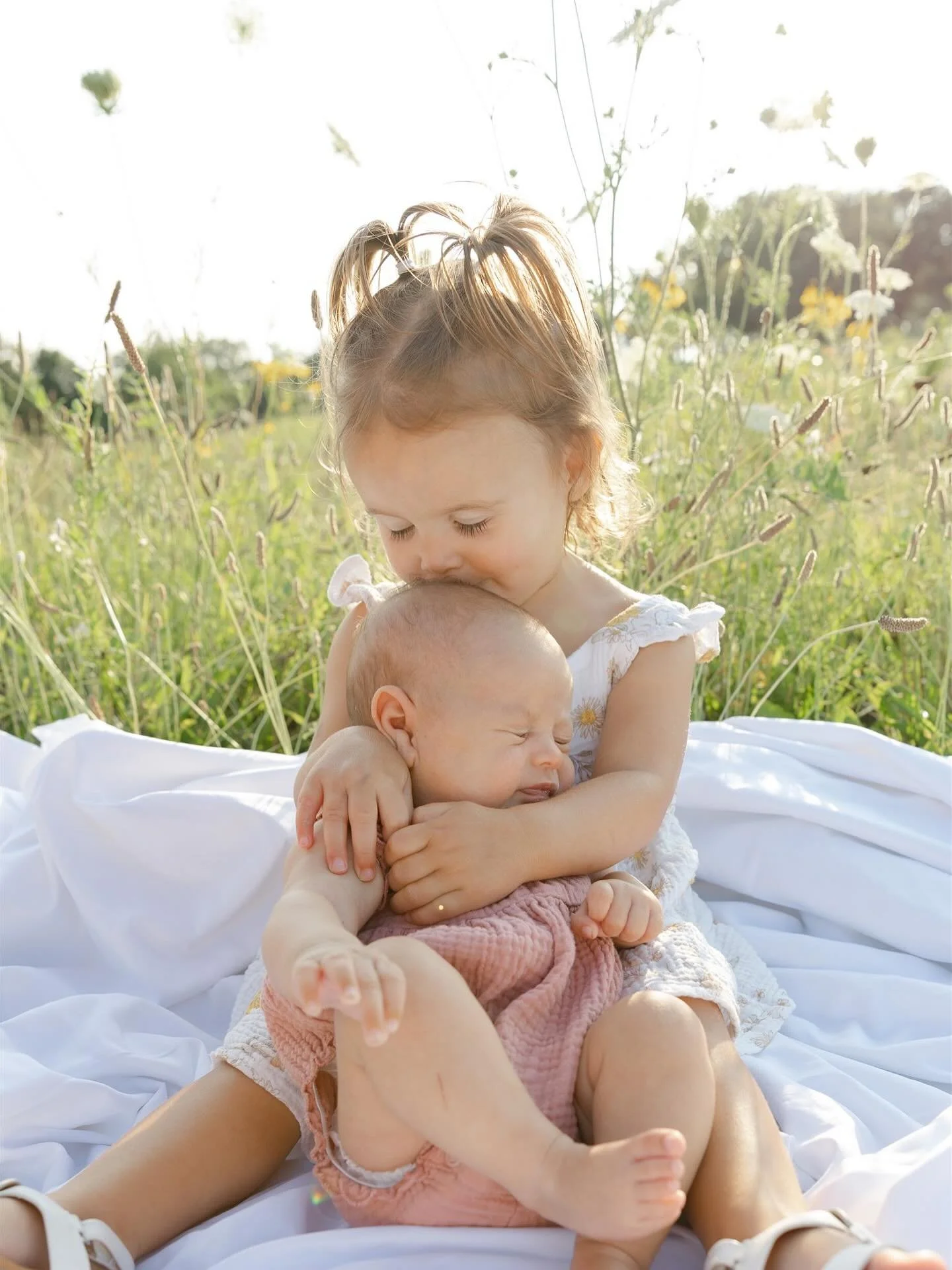 The sweetest sister moments!! The best big sister!! 🤍
