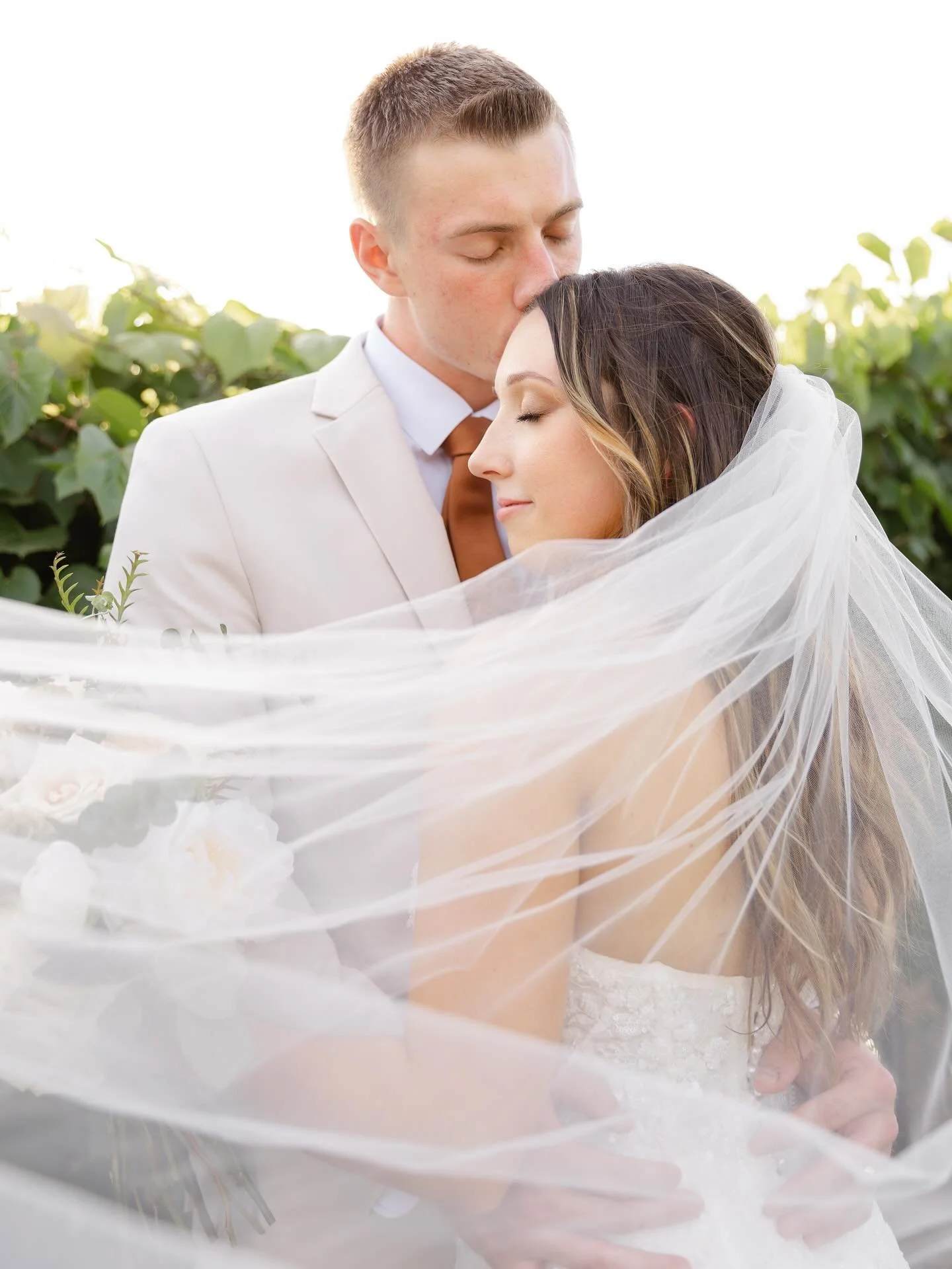 Oh my goodness &mdash; this vineyard wedding was an absolute dream! ✨
I had the best time second shooting for @jordanlyndseyphotography at the most stunning venue in Manhattan, KS (Go Kats 💜). From sunrise road trip jams and 7Brew coffee to the swee