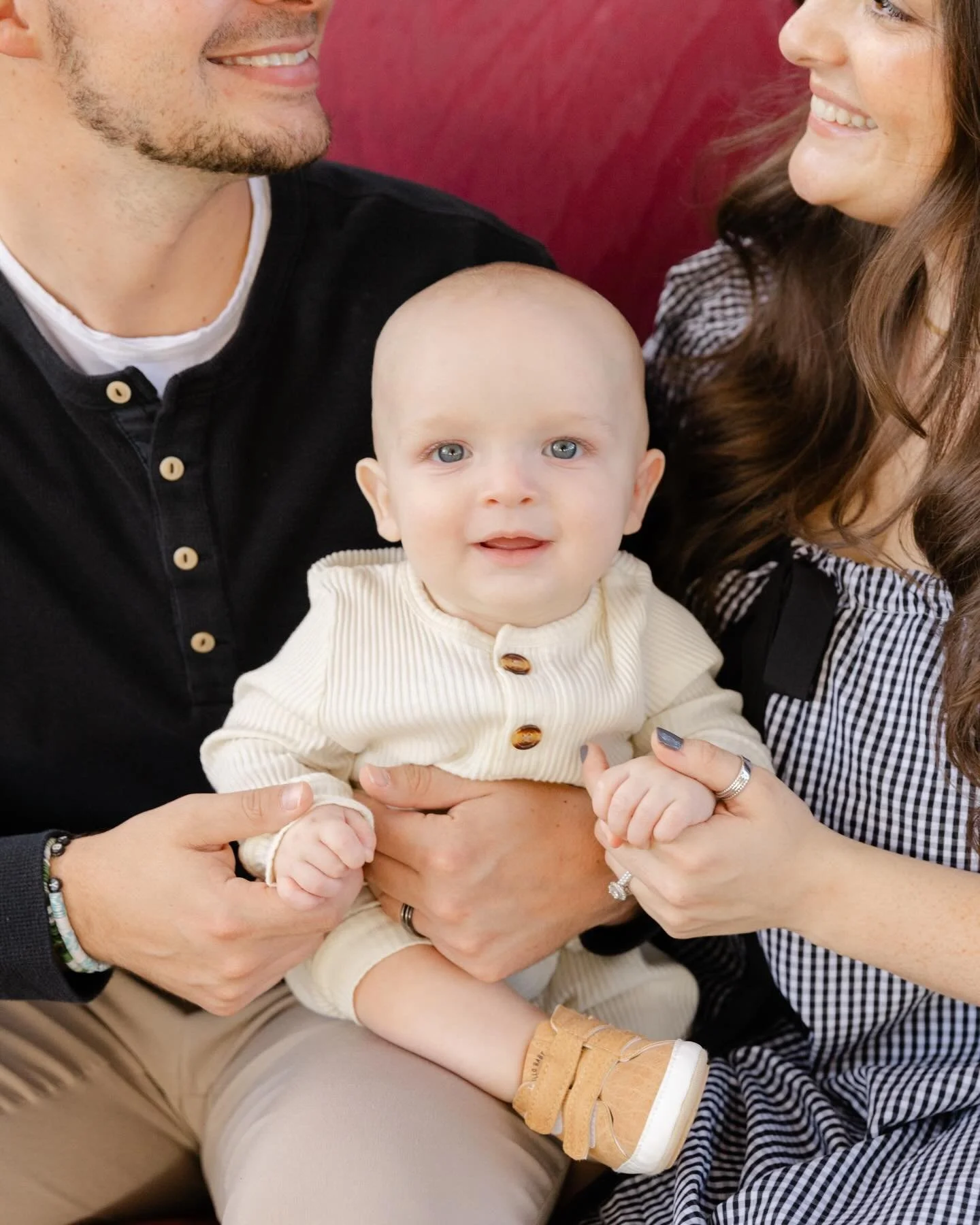Feeling extra thankful for this sweet, adorable family and the love they share. 🫶✨ So grateful I get to capture moments like these and freeze their joy in time.

And psst&hellip; a fun giveaway is coming soon! Keep your eyes out! 👀🎁

#FamilyLove #