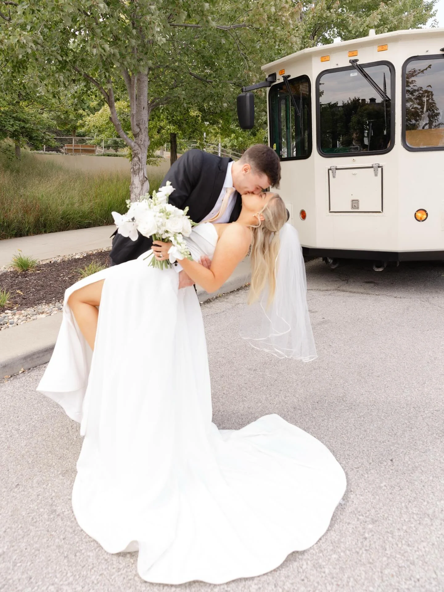 Wedding season is back!! Nothing beats beautiful days like this one! 🤍🦪🫧💐 

second shot for @jordanlyndseyphotography 

Wedding photographer 
Photographer
Kansas City
Wedding