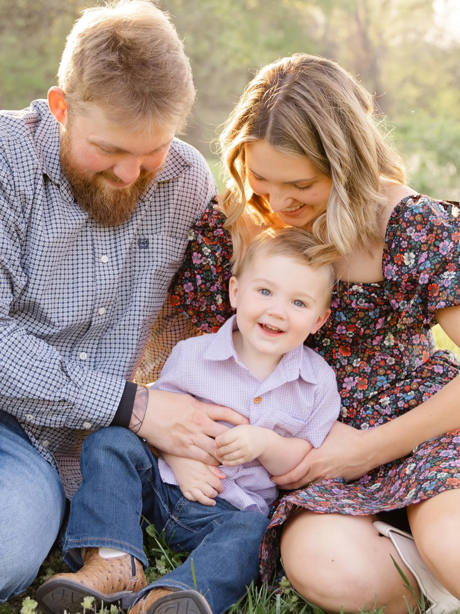 nothing sweet than a family!! Happy 2nd birthday sweet boy! ✨🩵 

#photographer #kansascitymo #kansascityphotographer #family ly