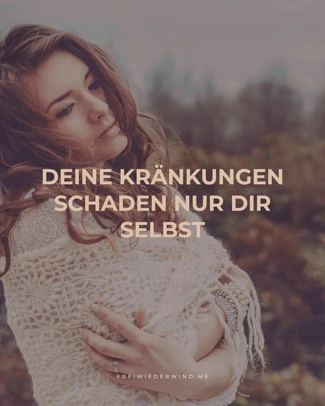 Wir alle kennen Kr&auml;nkungen. Sie treffen, bleiben h&auml;ngen und begleiten uns viel l&auml;nger, als wir es wollen. Doch die Wahrheit ist: nicht die Kr&auml;nkung selbst verletzt dich am meisten, sondern das Festhalten an ihr.

Solange du sie in